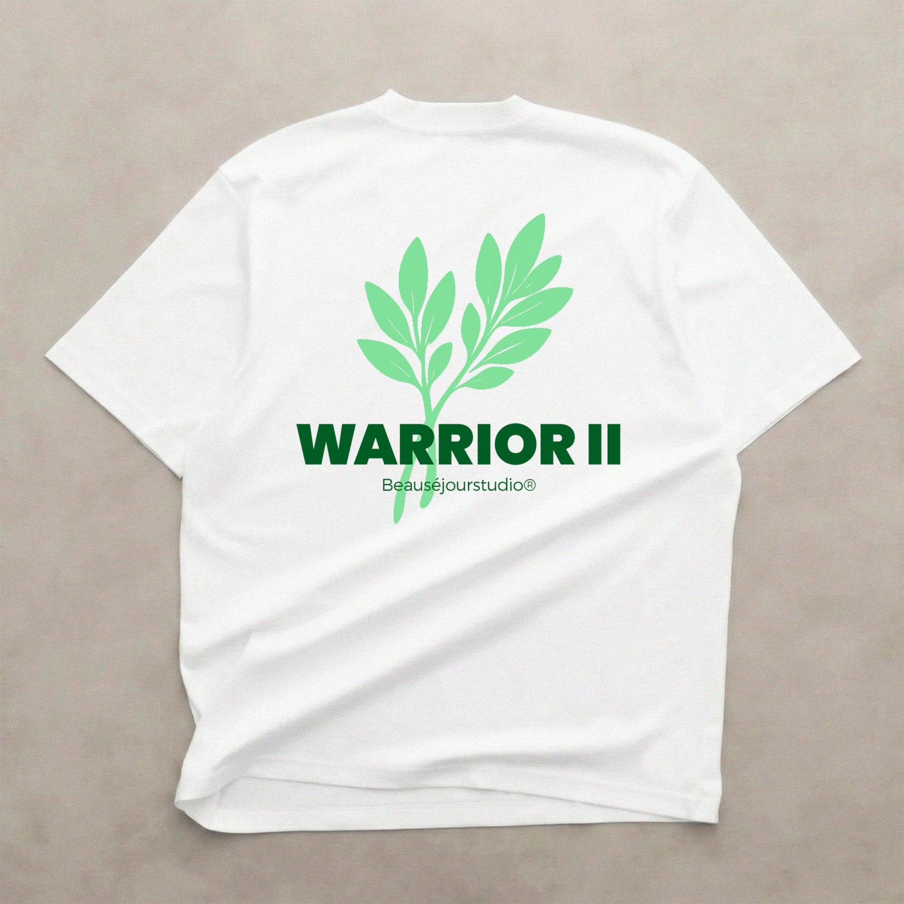 Tshirt de yoga lifestyle blanc pour femme. Imprimé au dos Warrior II. Tshirt en coton 100% biologique de la marque beauséjour france.