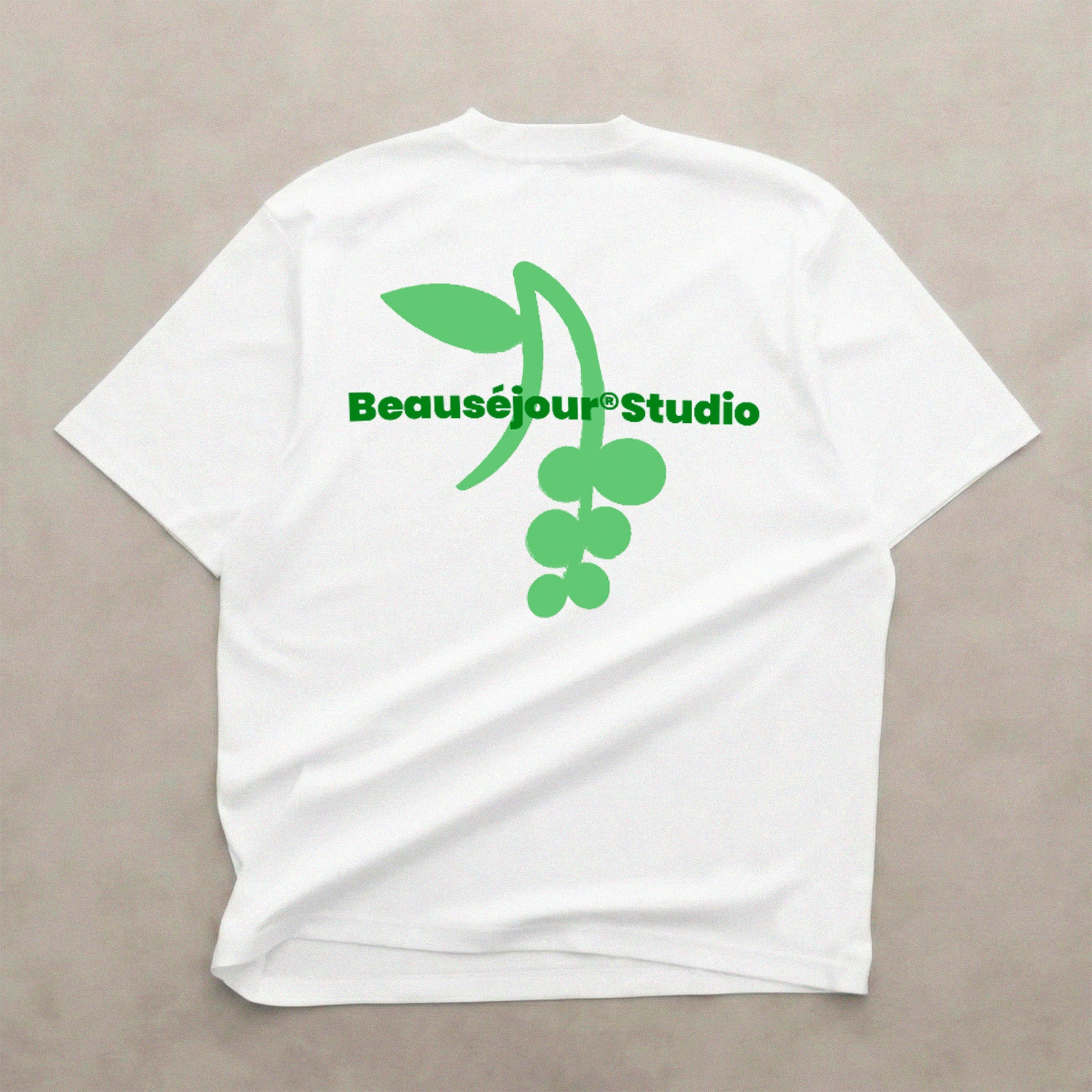 Tshirt blanc de yoga pour femme. Eucalyptus imprimé au dos du tshirt avec beauséjour studio. TShirt yoga - Tshirt pour femme - Tshirt femme - TShirt lifestyle - outfit femme.