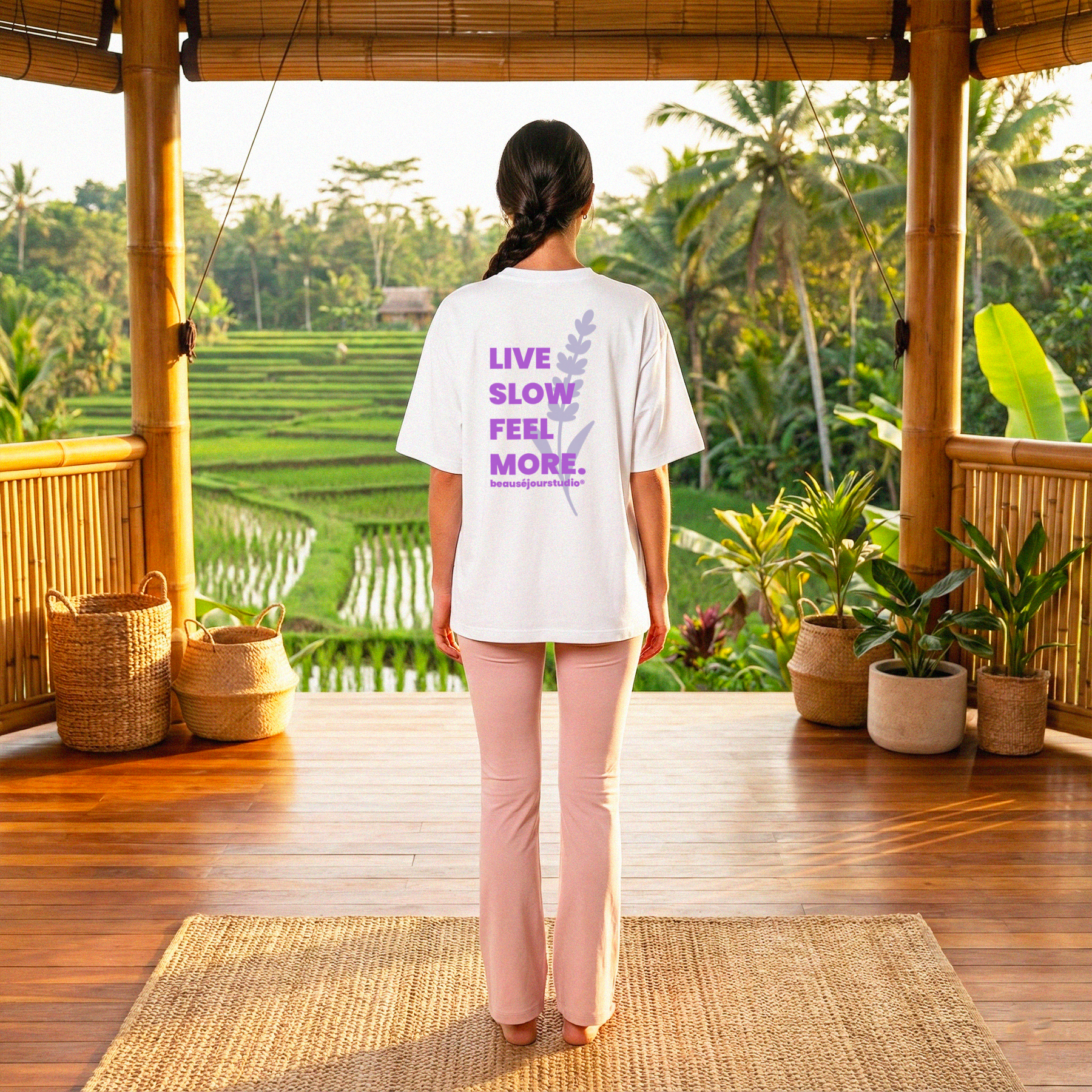 TShirt yoga 100% biologique pour femme. Impression live slow feel more au dos. Beausejour France.