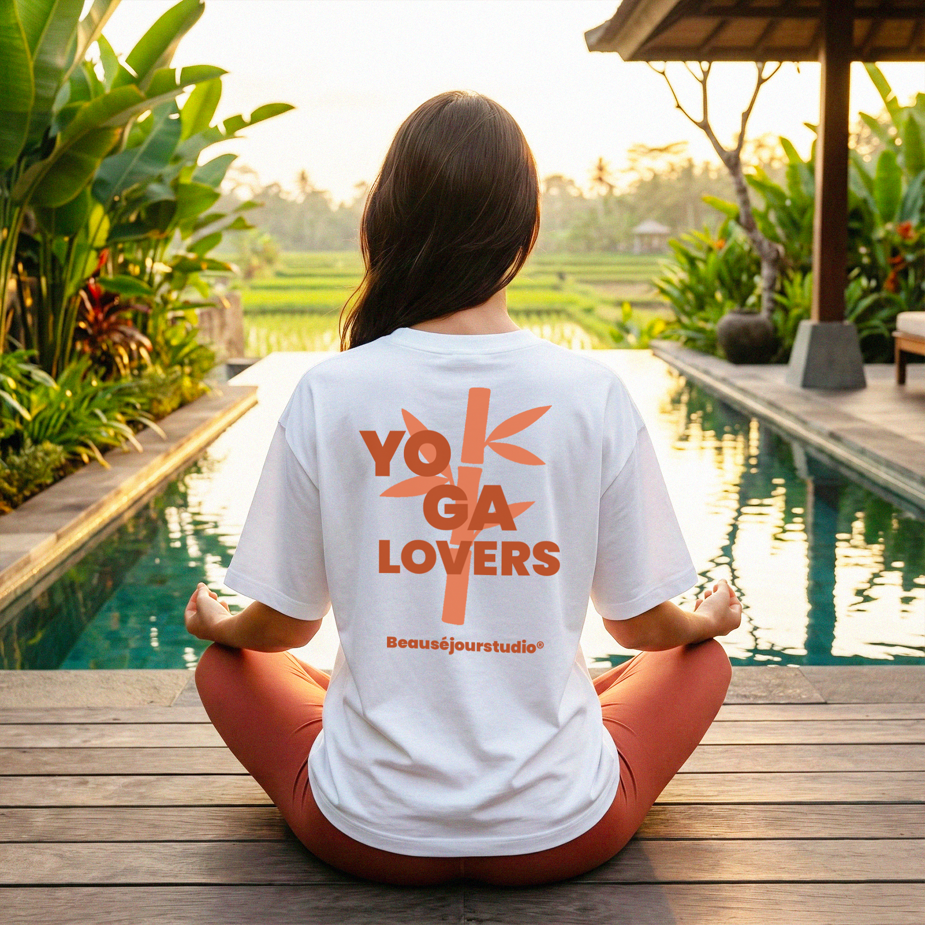 TShirt yoga 100% biologique pour femme. Impression Yoga lovers bambou au dos. Beausejour France.