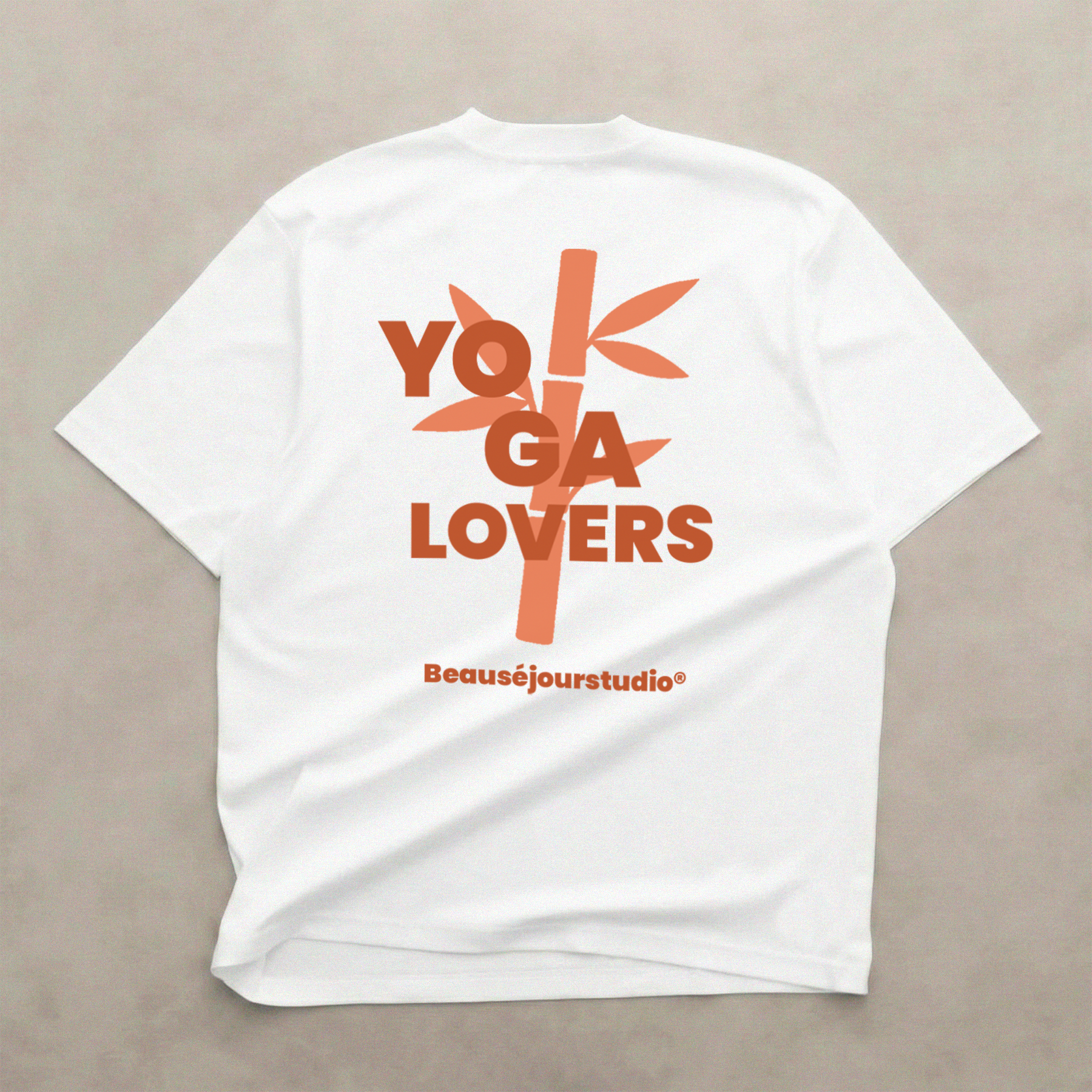 TShirt yoga 100% biologique pour femme. Impression Yoga lovers bambou au dos. Beausejour France.