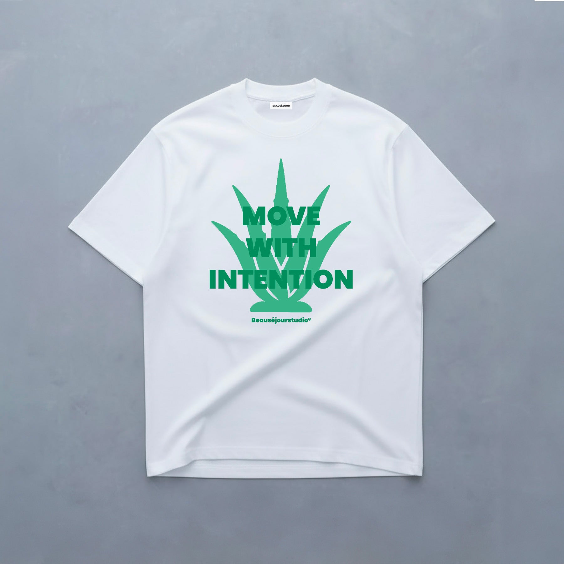 TShirt yoga 100% biologique pour femme. Impression Move with intention à l'avant. Beausejour France.