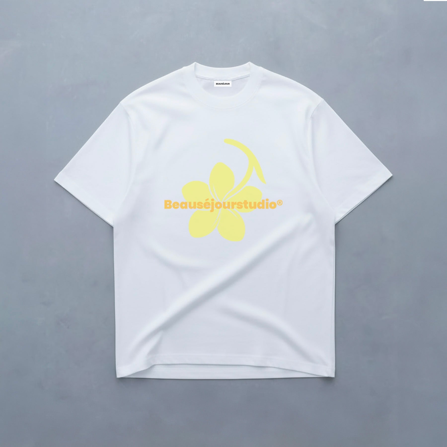 TShirt yoga 100% biologique pour femme. Impression Plumeria à l'avant. Beausejour France. TShirt femme - TShirt pour femme - TShirt Lifestyle - Tshirt lifestyle.