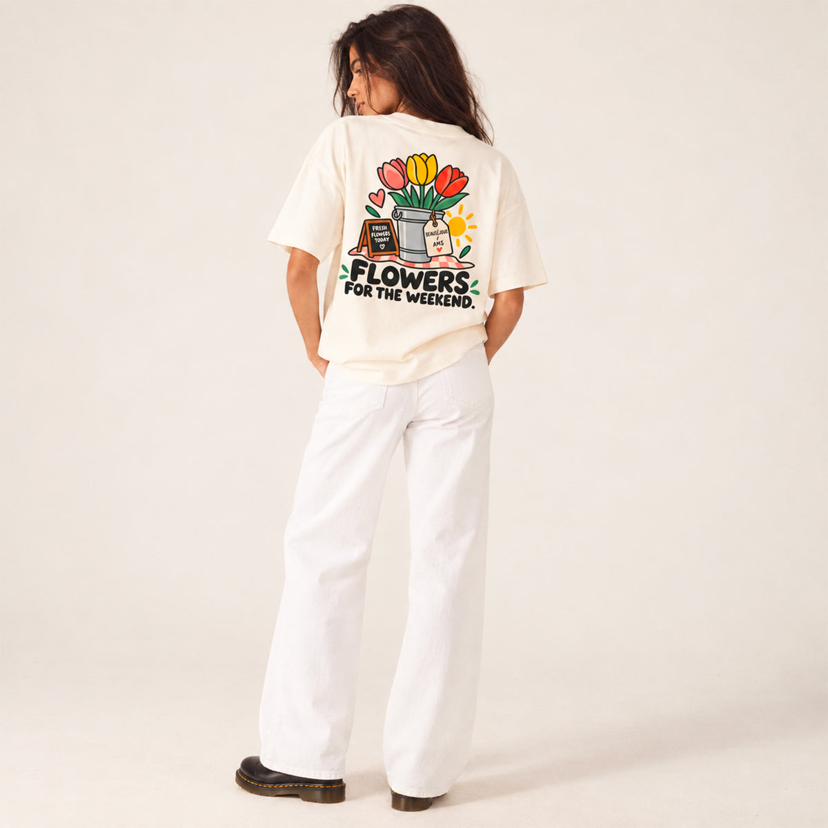 T-shirt boxy Flowers for the Week End Beauséjour crème porté par une femme.
