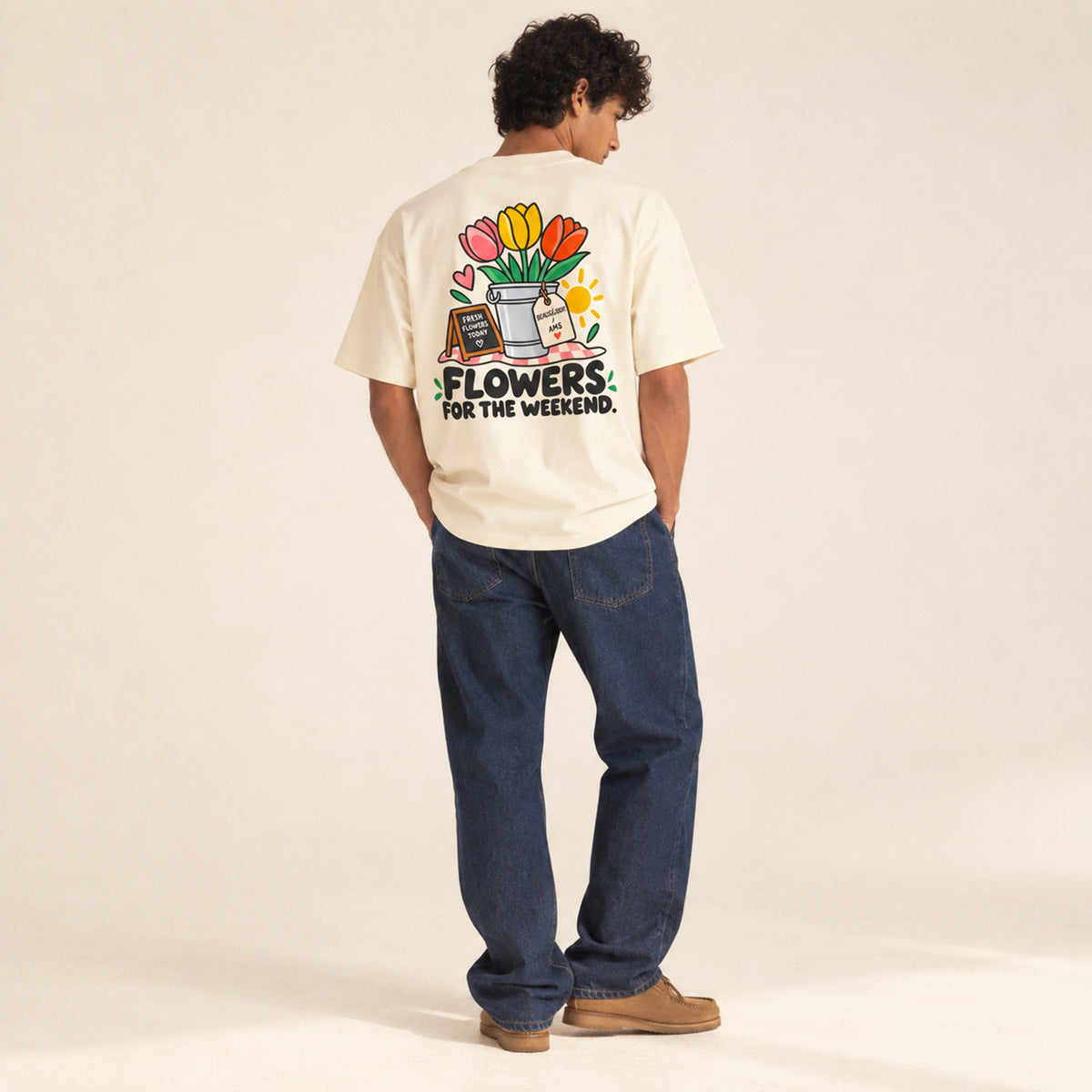 T-shirt boxy Flowers for the Week End Beauséjour crème porté par un homme.