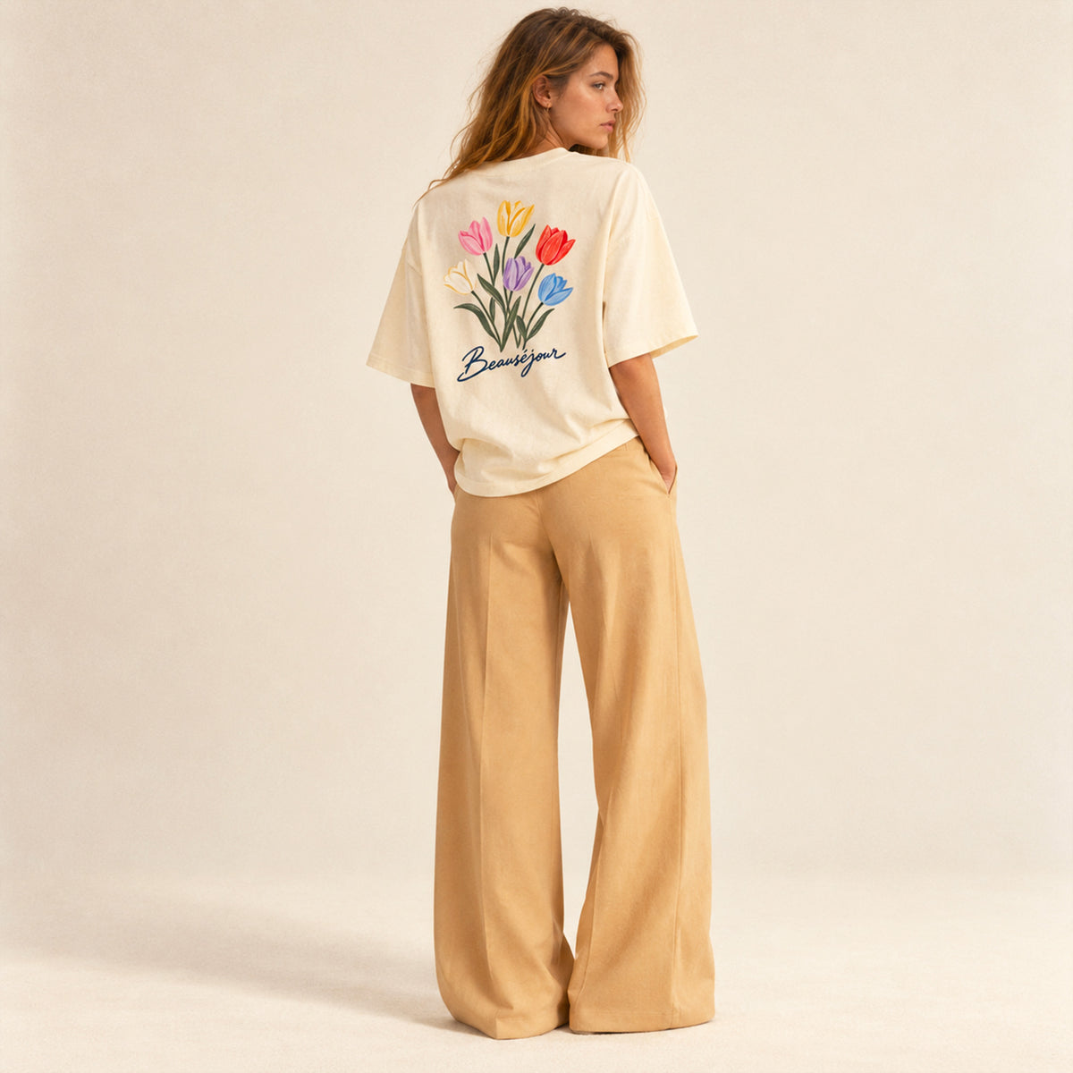T-shirt boxy Tulipes Beauséjour Amsterdam porté par une femme.