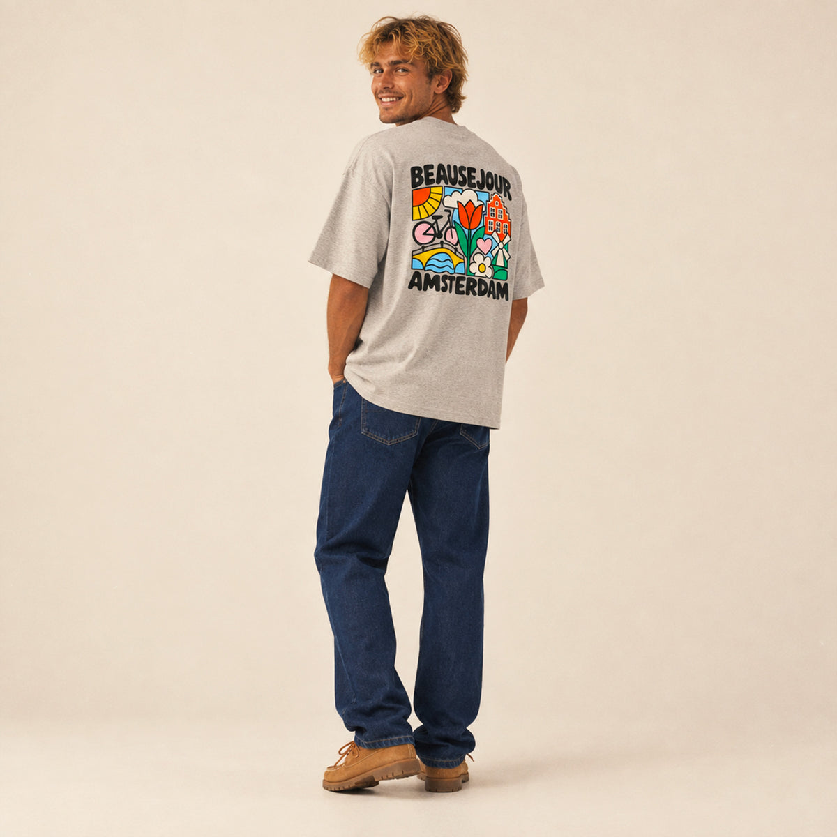 T-shirt boxy Beauséjour Amsterdam gris porté par un homme.