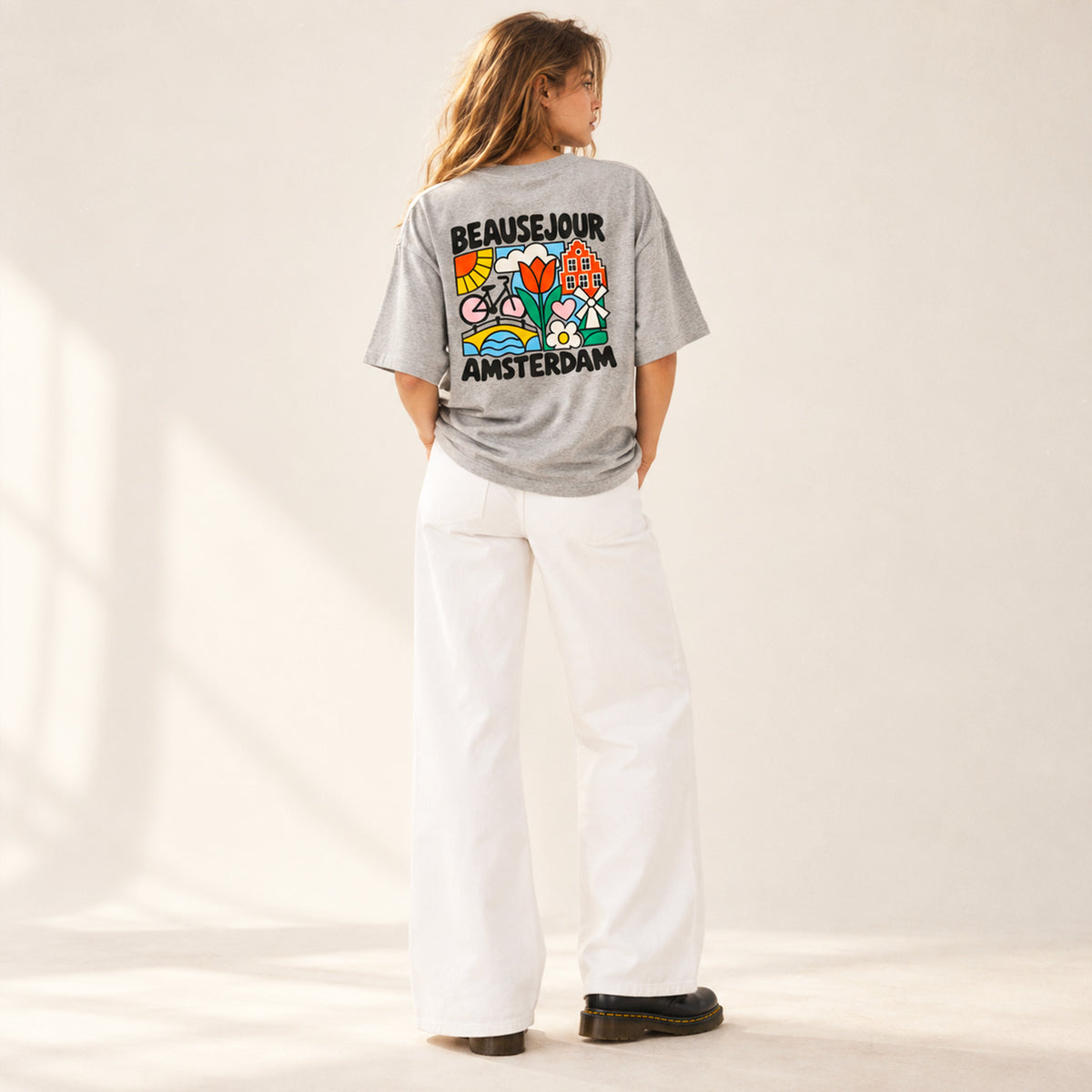 T-shirt boxy Beauséjour Amsterdam gris porté par une femme.