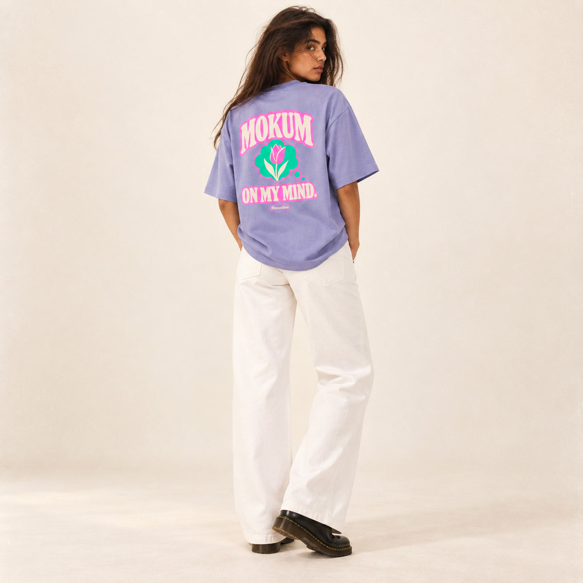 T-shirt boxy Mokum Beauséjour lavande porté par une femme.