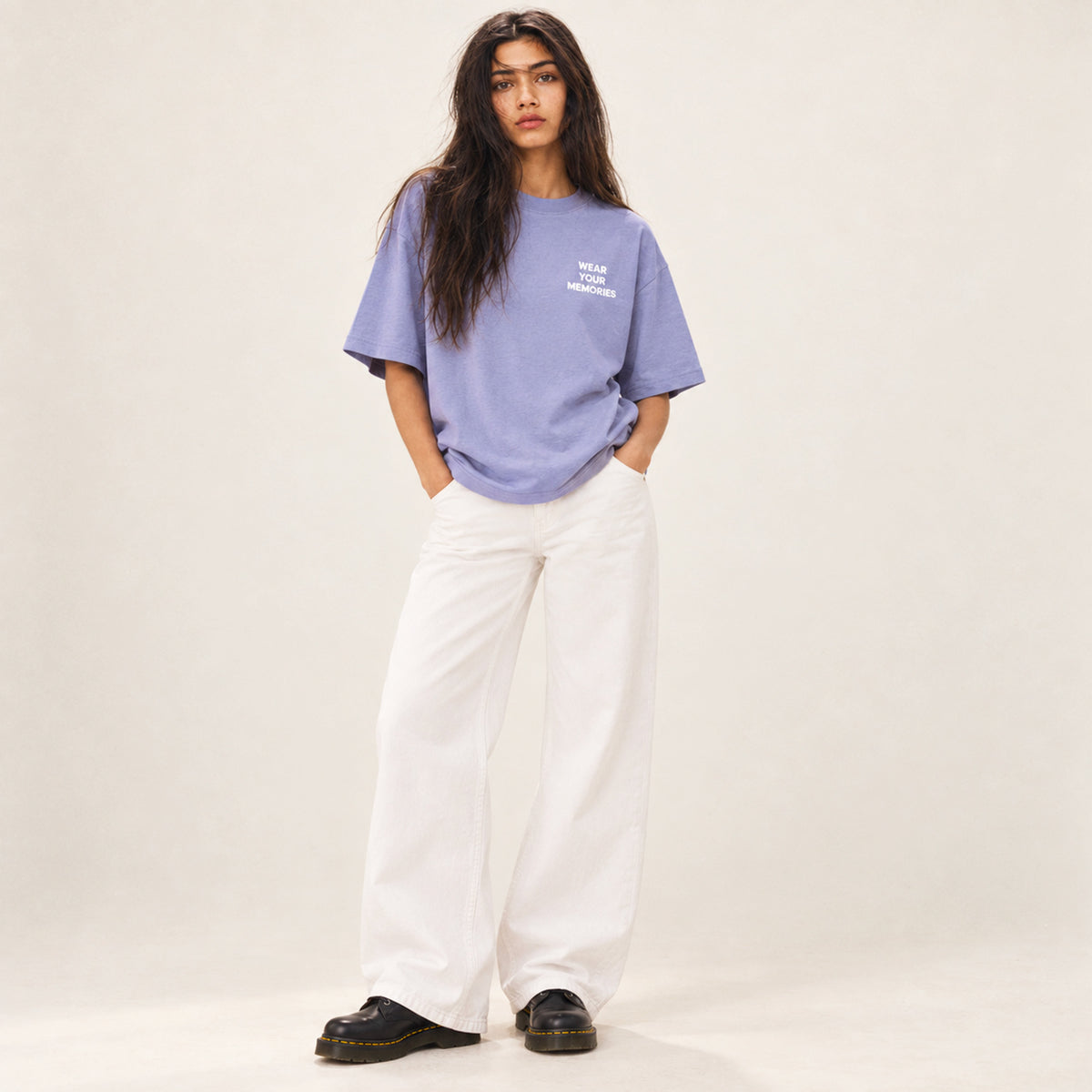 T-shirt boxy Mokum Beauséjour lavande porté par une femme, vue 2.