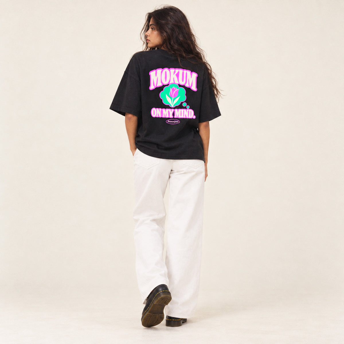 T-shirt boxy Mokum Beauséjour noir porté par une femme.