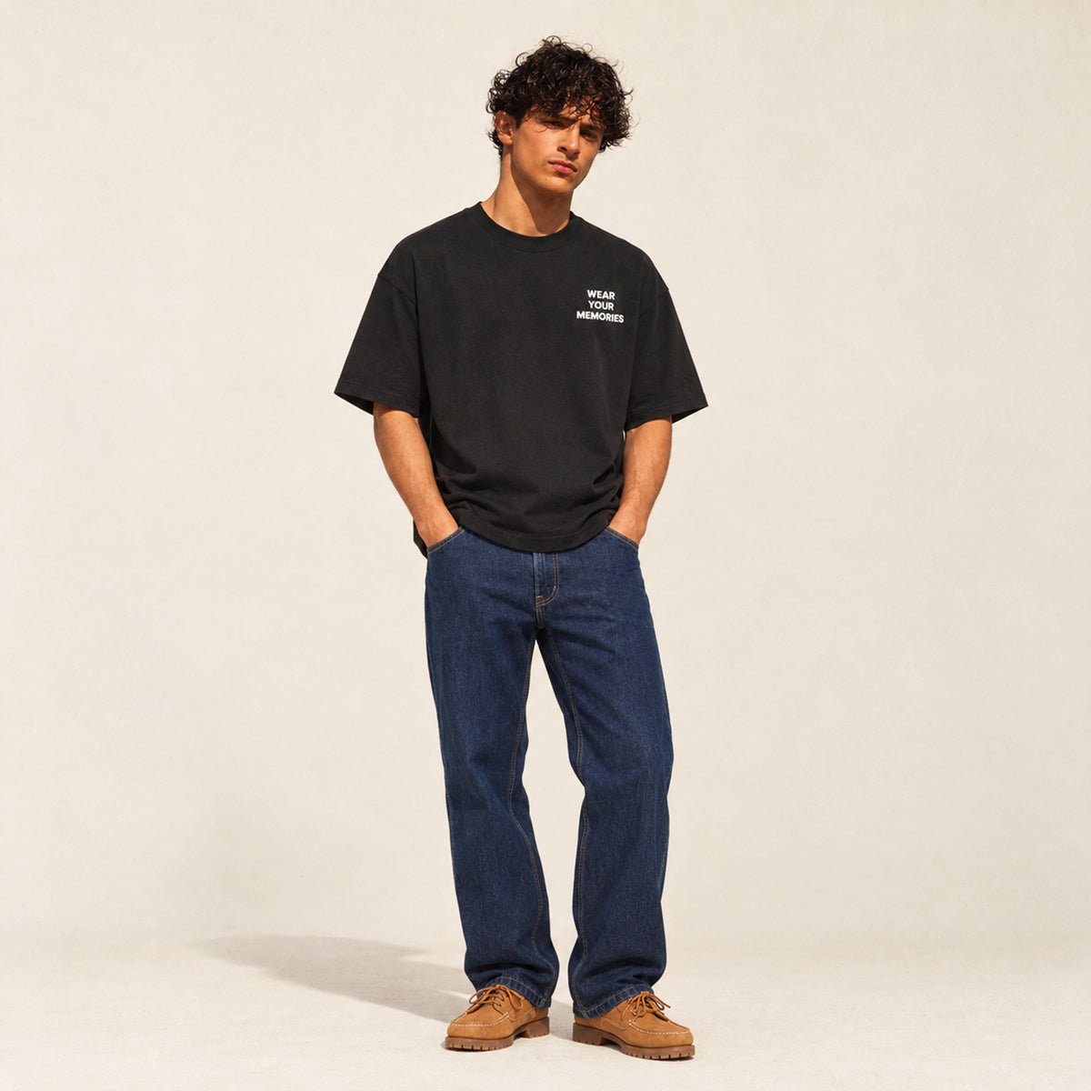 T-shirt boxy Mokum Beauséjour noir porté par un homme, vue 2.