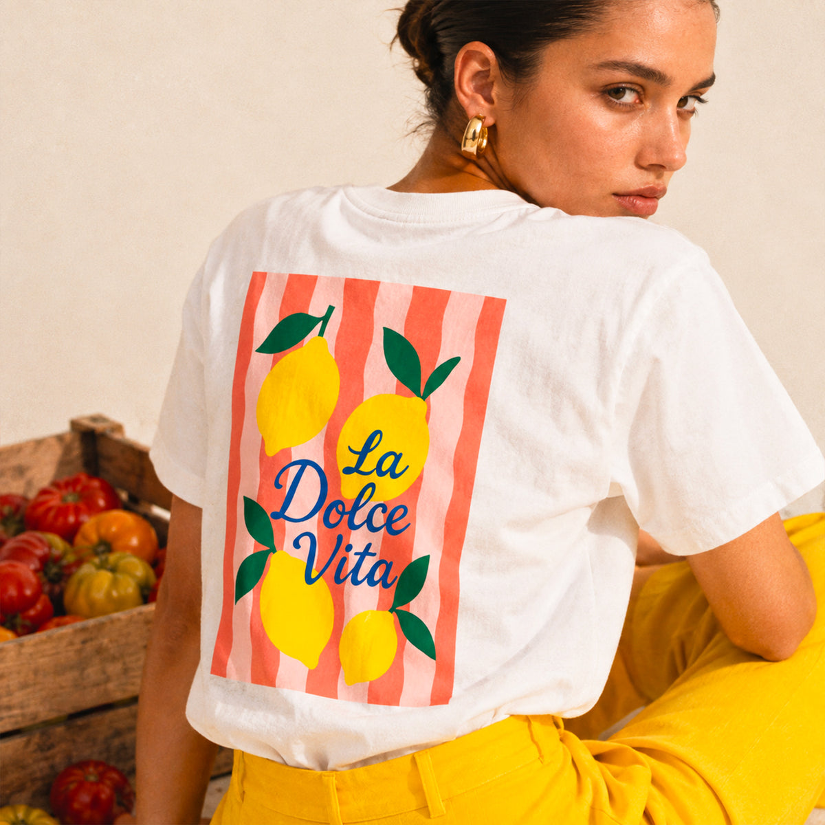 Gros plan sur l'imprimé La Dolce Vita citron au dos du t-shirt blanc Beauséjour, illustration citronniers et paysages amalfitains, coton biologique 180g.