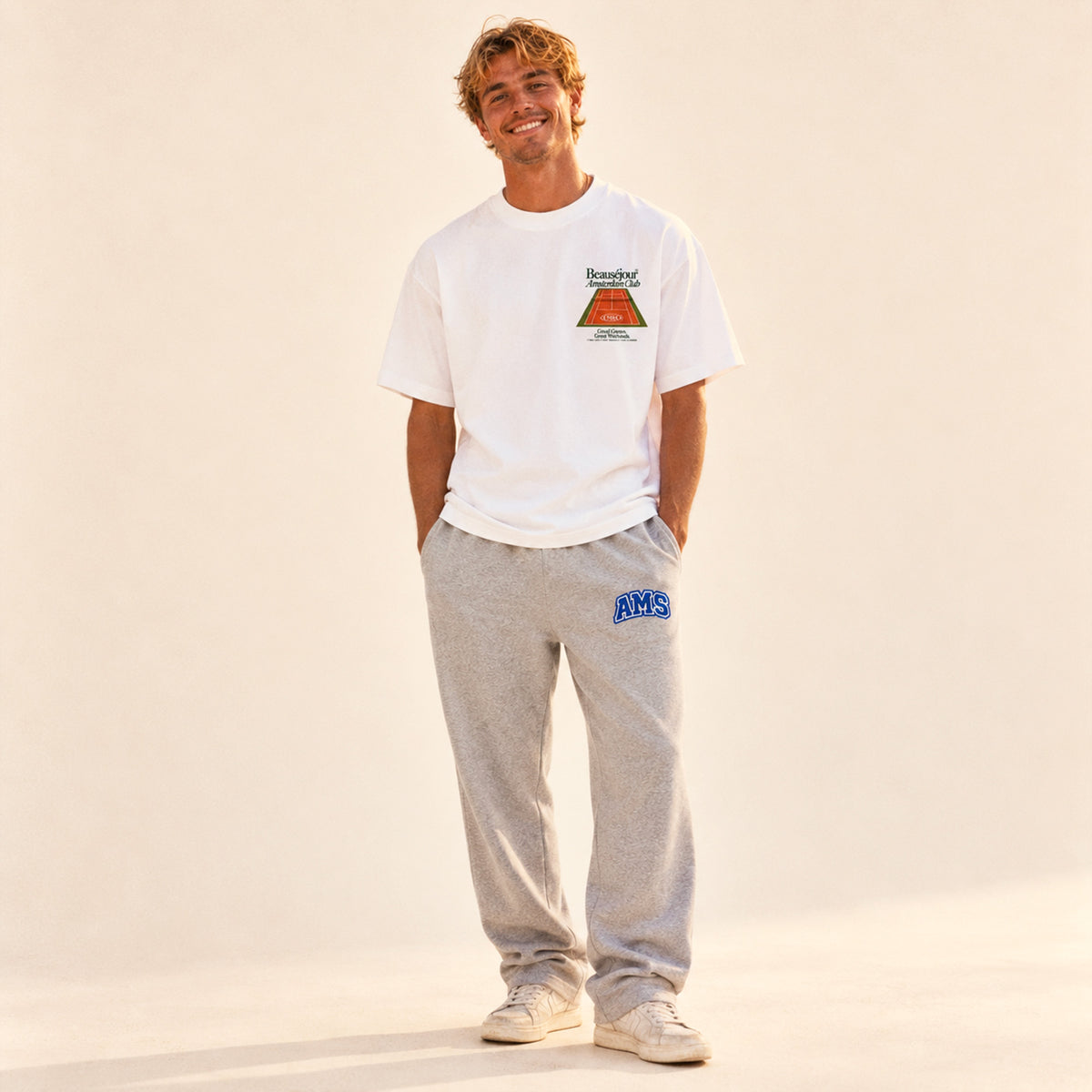 T-shirt boxy Amsterdam Club Beauséjour terre battue porté par un homme, vue de face.