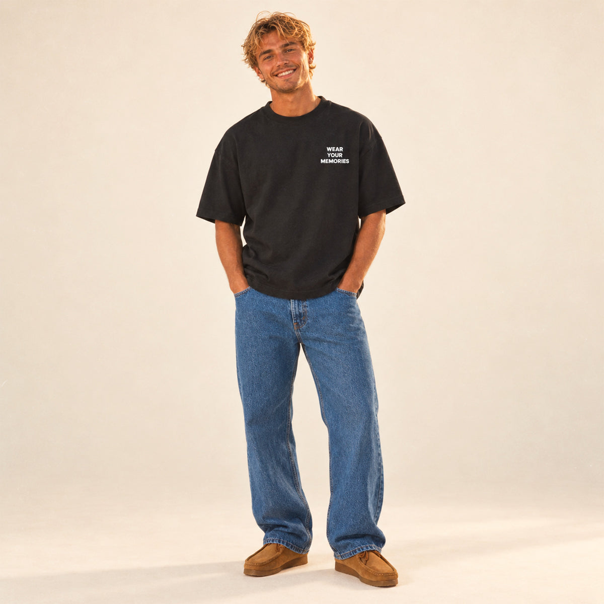 T-shirt boxy Damsko Beauséjour noir porté par un homme, vue de face avec imprimé « Wear Your Memories ».