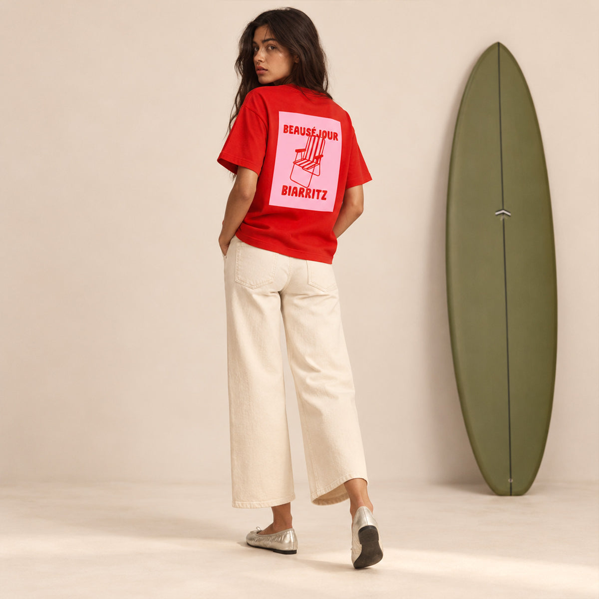T-shirt rouge Beauséjour Biarritz porté par une femme, vue de dos avec imprimé chaise de plage