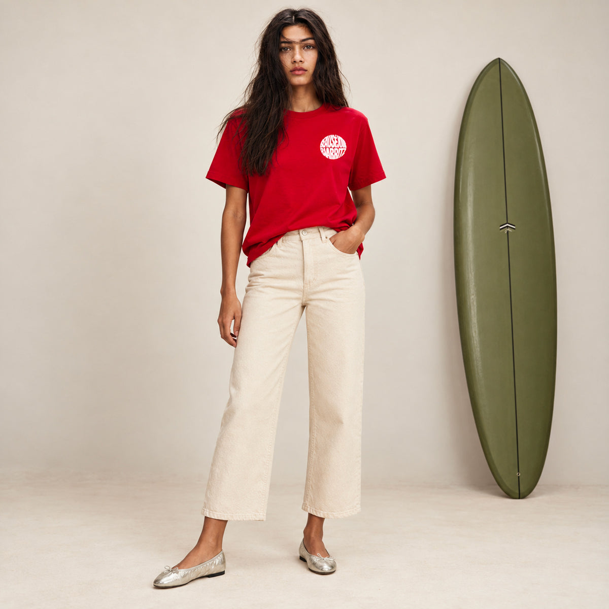T-shirt rouge Beauséjour Biarritz porté par une femme, vue de face