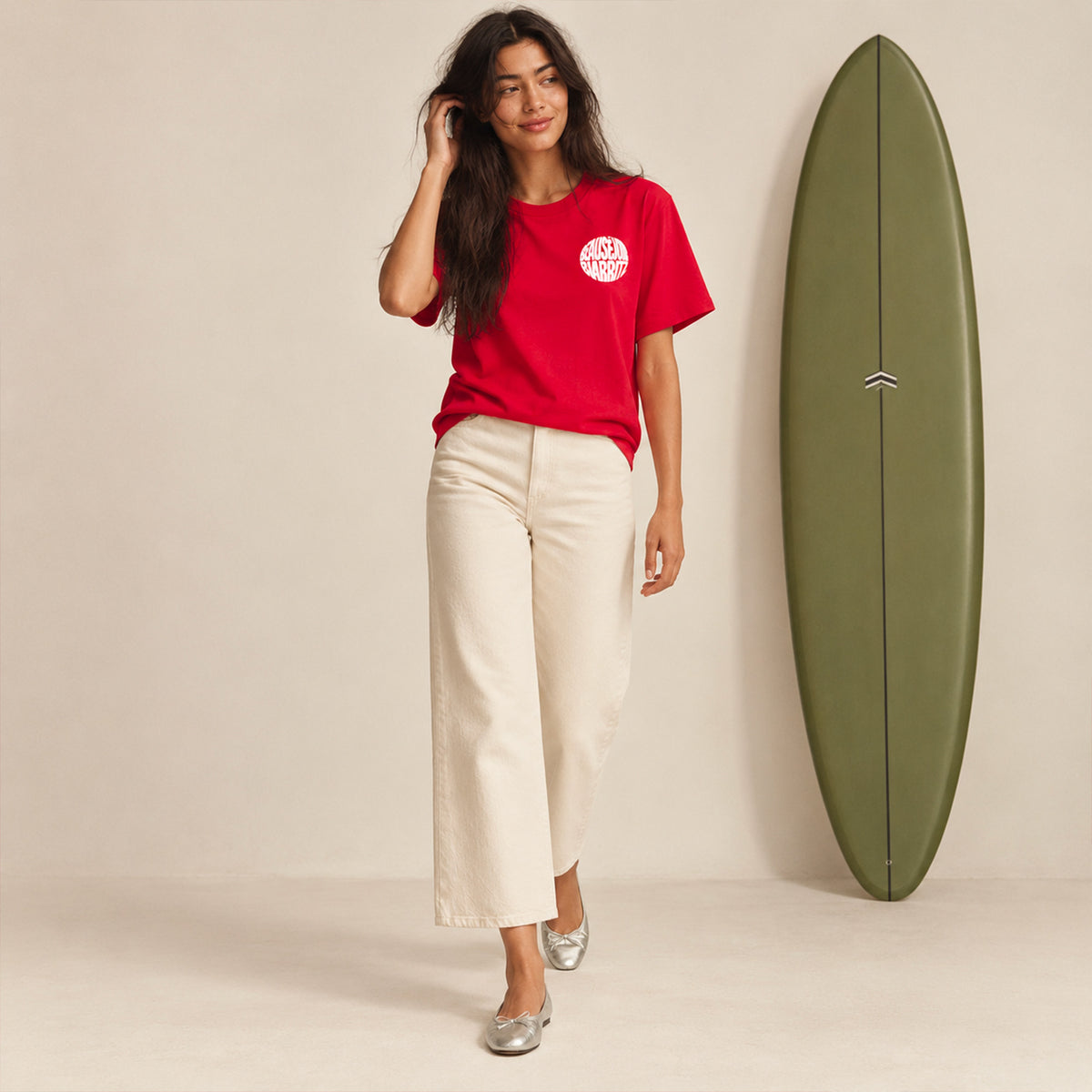 T-shirt rouge Beauséjour Biarritz, détail de l'imprimé chaise de plage au dos