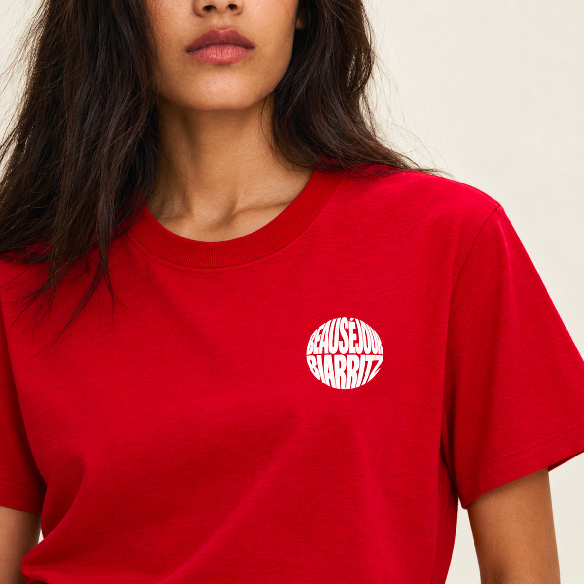 T-shirt rouge Beauséjour Biarritz porté par une femme, gros plan