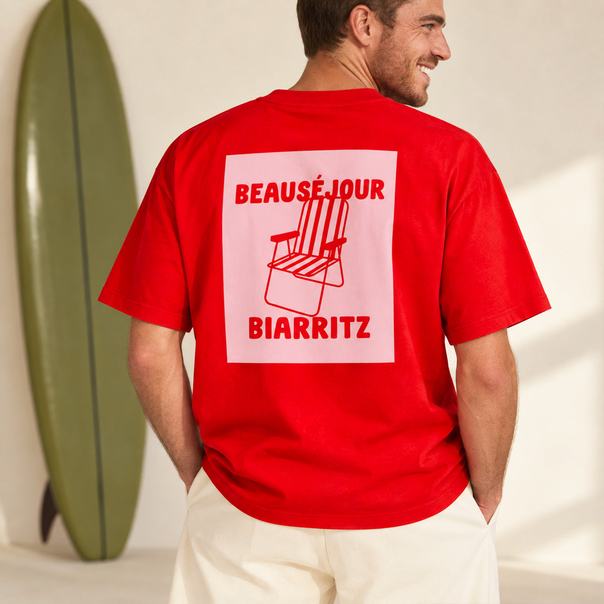 T-shirt rouge Beauséjour Biarritz porté par un homme en mouvement, vue de dos