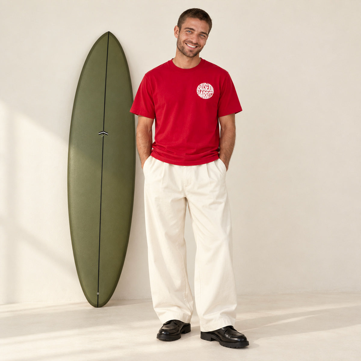 T-shirt rouge Beauséjour Biarritz porté par un homme, vue de profil