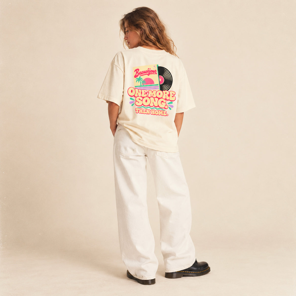 T-shirt boxy One More Song Beauséjour porté par une femme, vue 2.