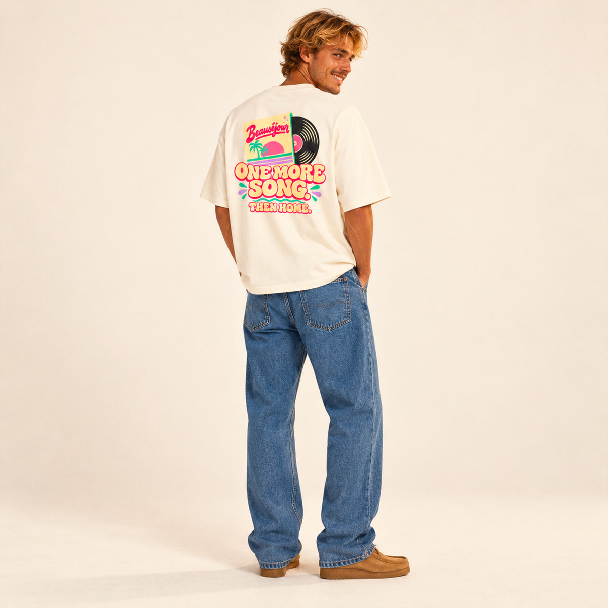 T-shirt boxy One More Song Beauséjour porté par un homme, vue 4.