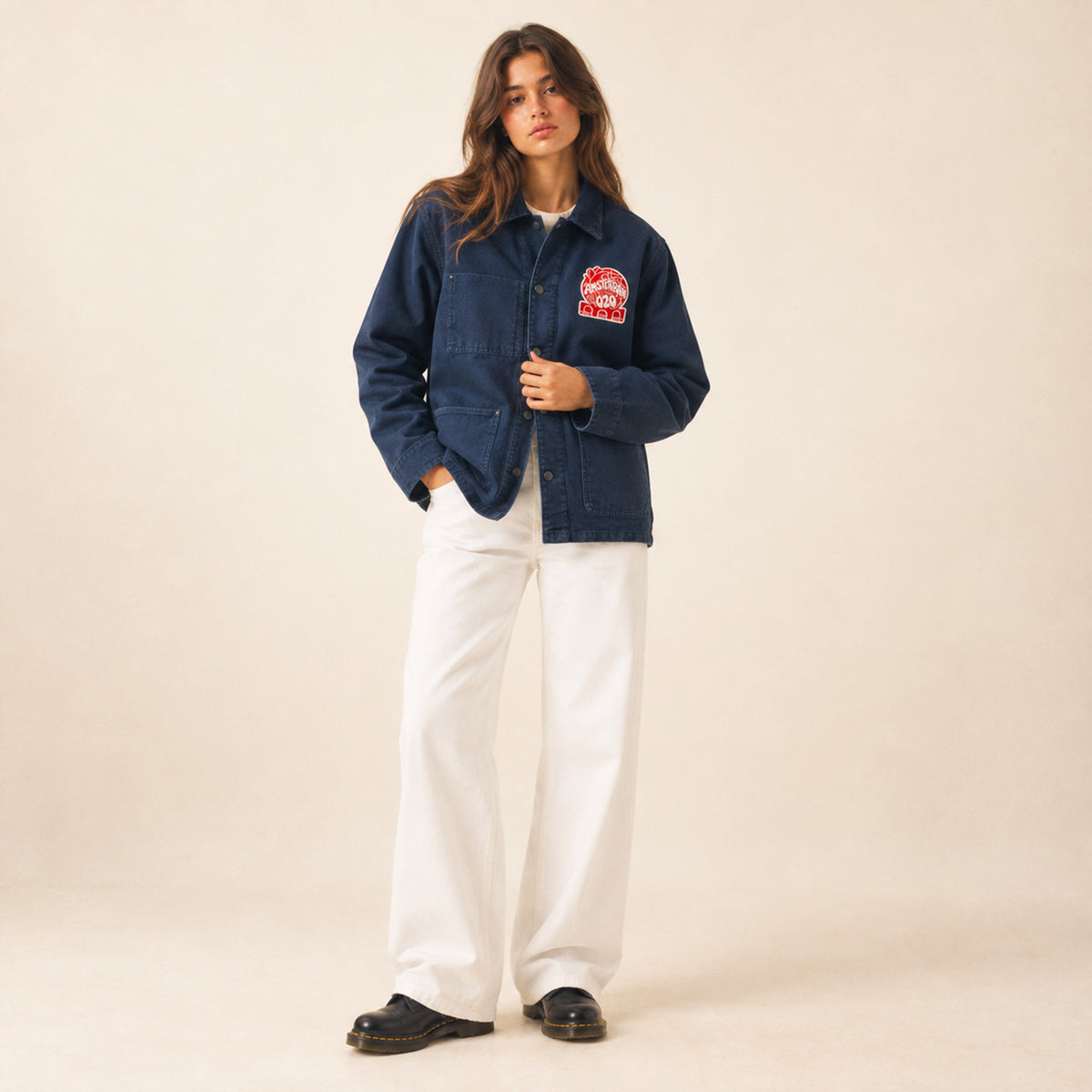 Veste en toile de coton Amsterdam bleu marine portée par une femme.