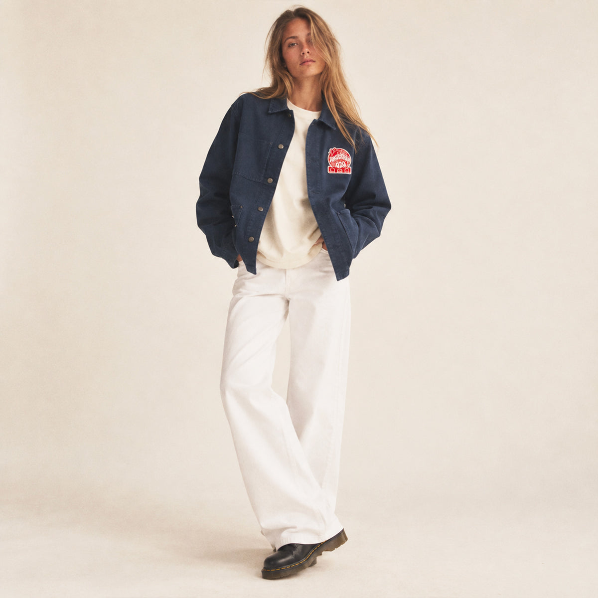 Veste en toile de coton Amsterdam bleu marine portée par une femme, vue 2.