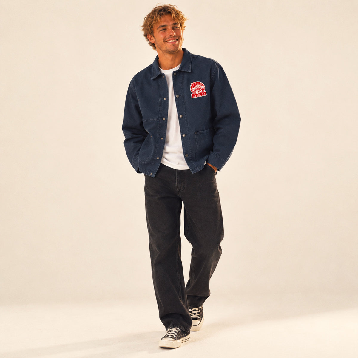 Veste en toile de coton Amsterdam bleu marine portée par un homme.