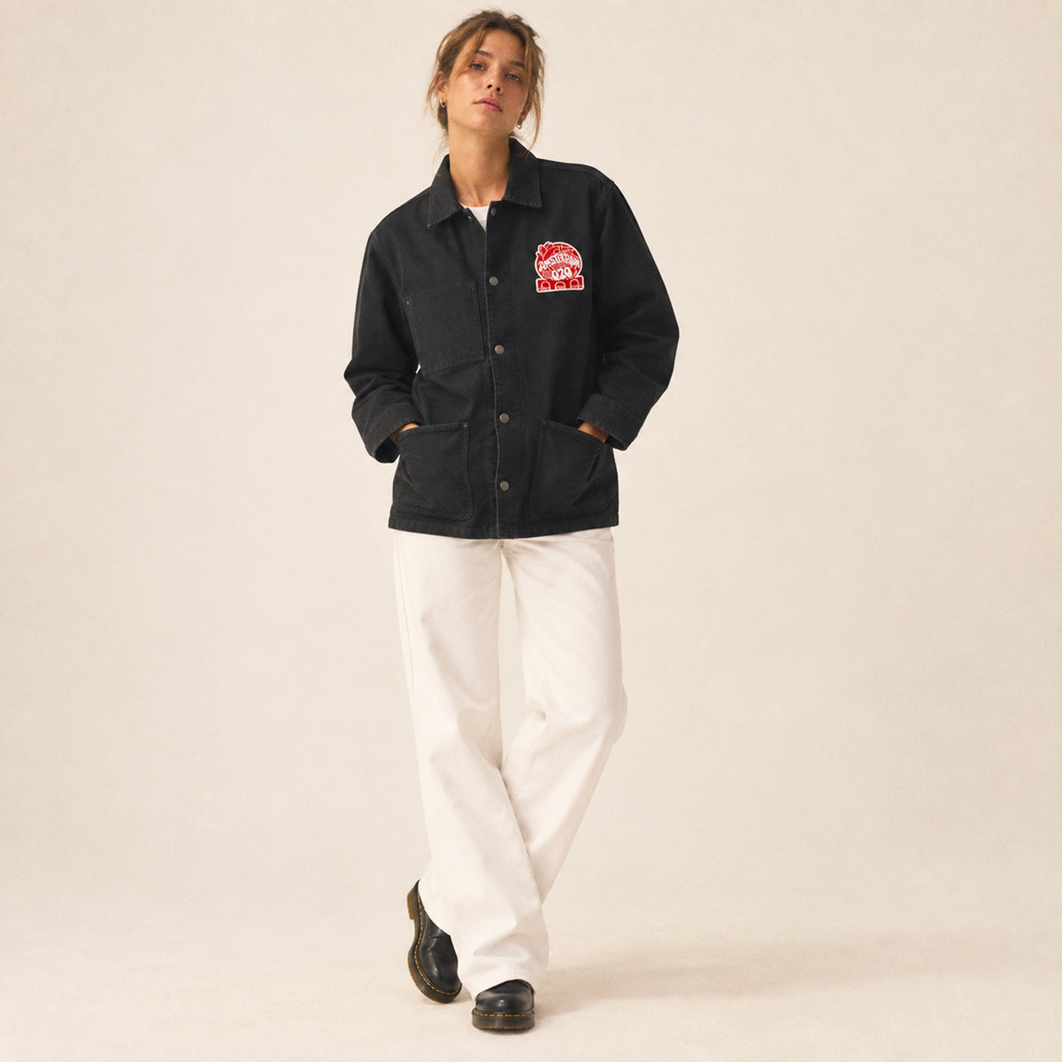 Veste en toile de coton Amsterdam noire portée par une femme.