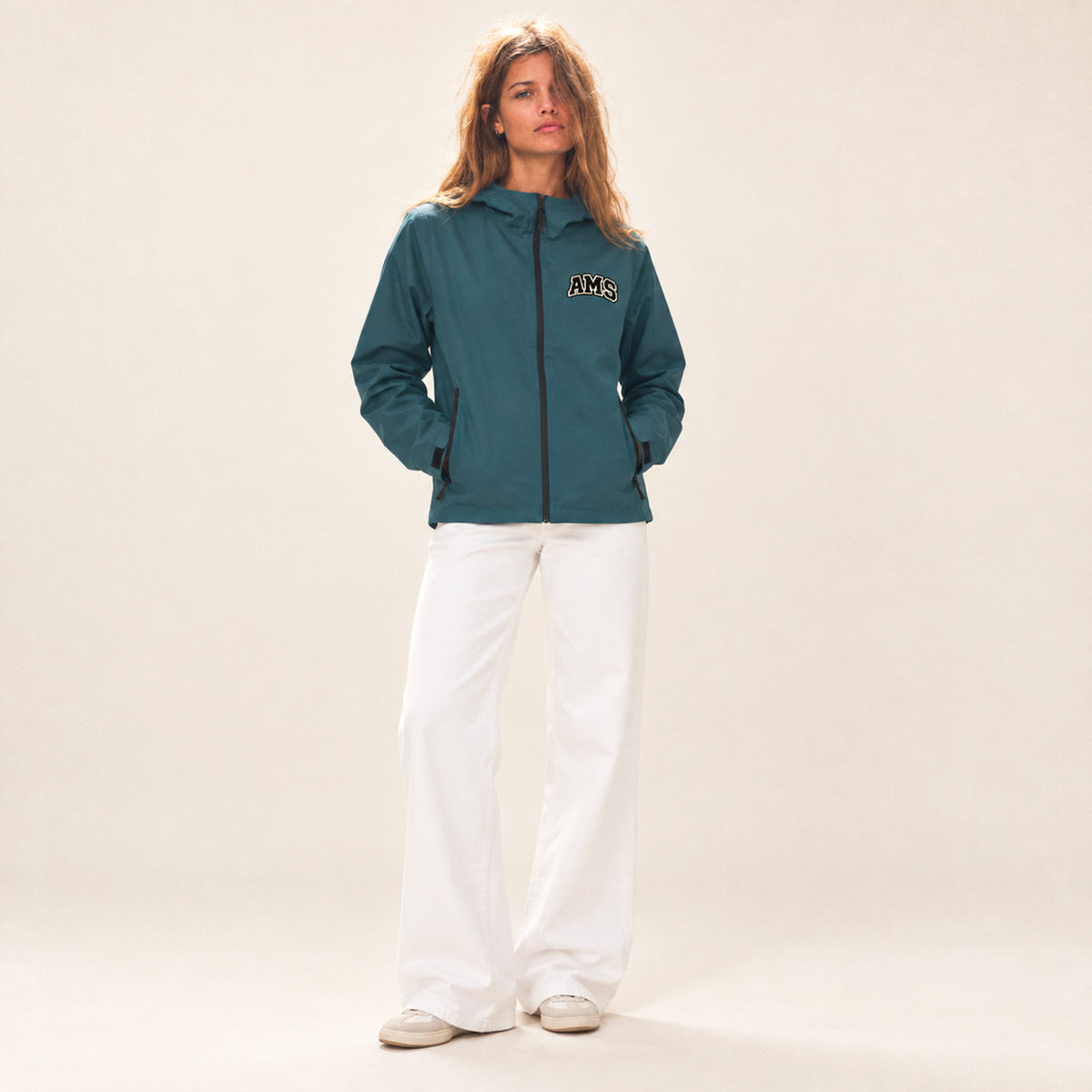 Veste imperméable stargazer 100% polyester recyclé. Patch AMS sur la poitrine. Cette veste est parfaite pour accompagner vos sorties sous la pluie ou alors pour les journées fraiches.