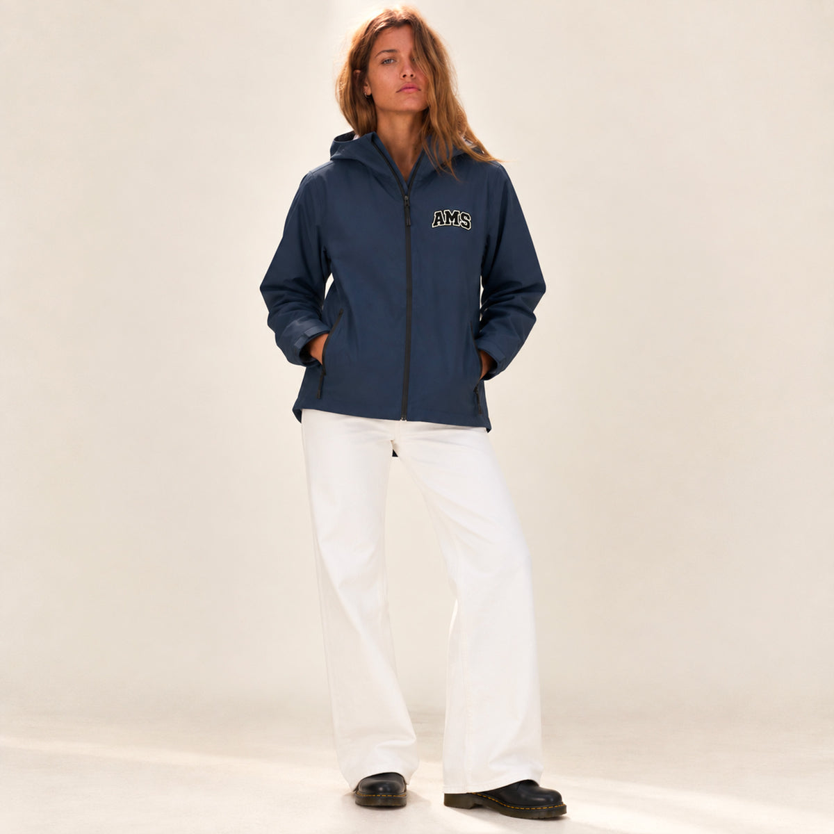 Veste imperméable bleu marine 100% polyester recyclé. Patch AMS sur la poitrine. Cette veste est parfaite pour accompagner vos sorties sous la pluie ou alors pour les journées fraiches.