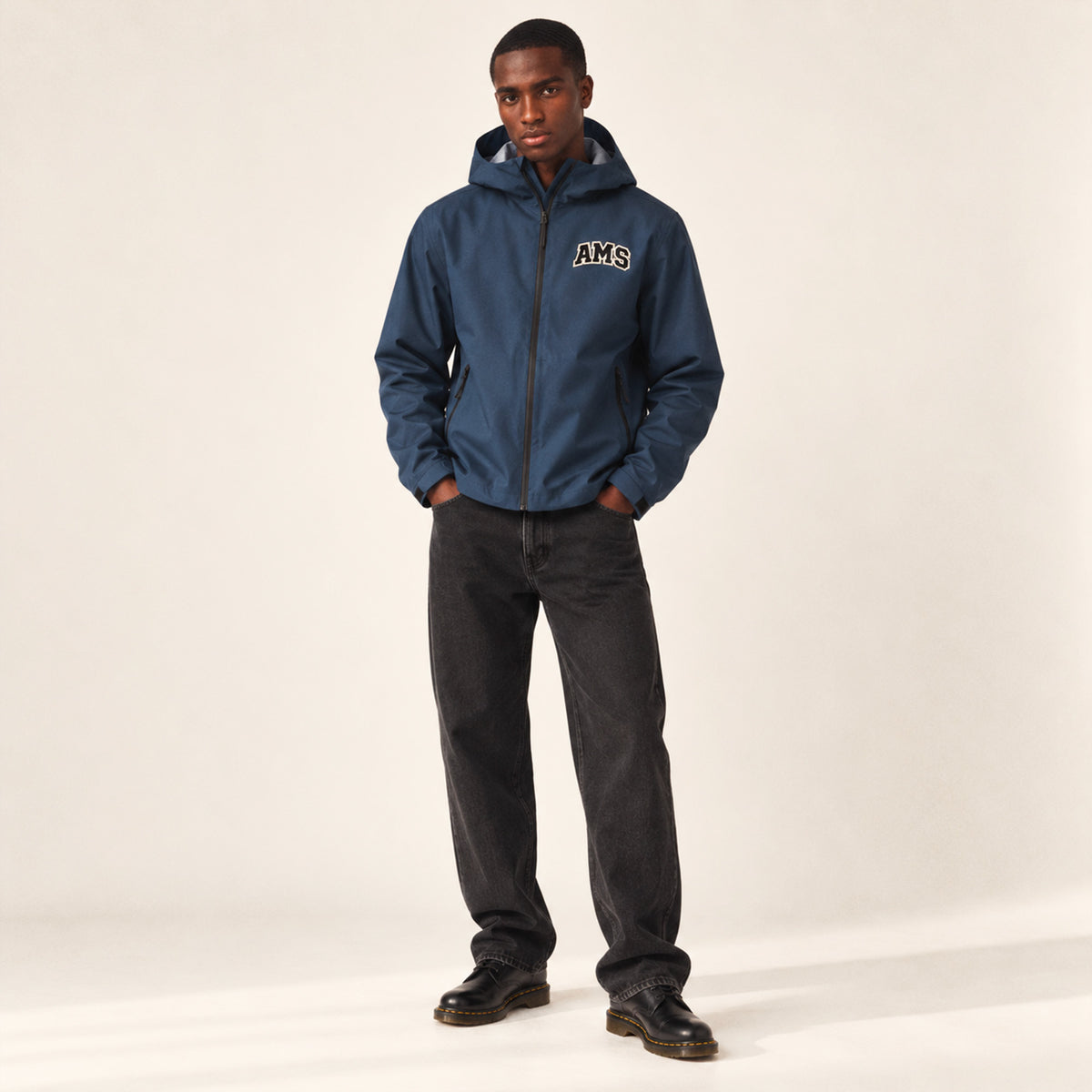 Veste imperméable bleu marine 100% polyester recyclé. Patch AMS sur la poitrine. Cette veste est parfaite pour accompagner vos sorties sous la pluie ou alors pour les journées fraiches.