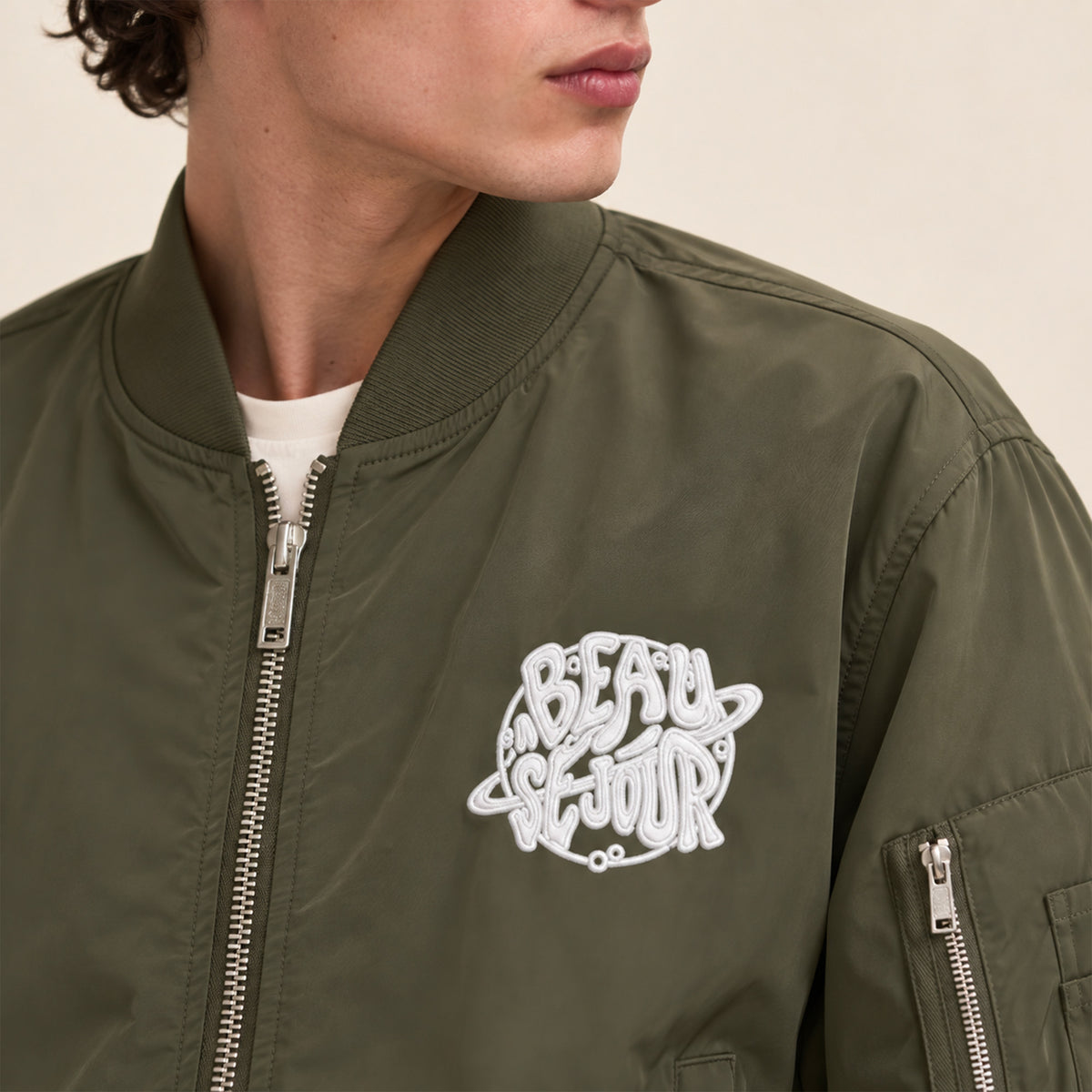 Bomber kaki homme. Coton et polyester recyclé. Vue de face. zoom produit.