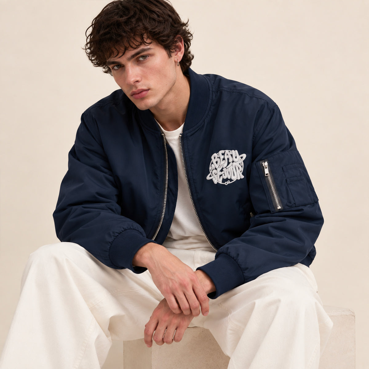 Bomber bleu marine pour homme. broderie planete beausejour sur le coeur.