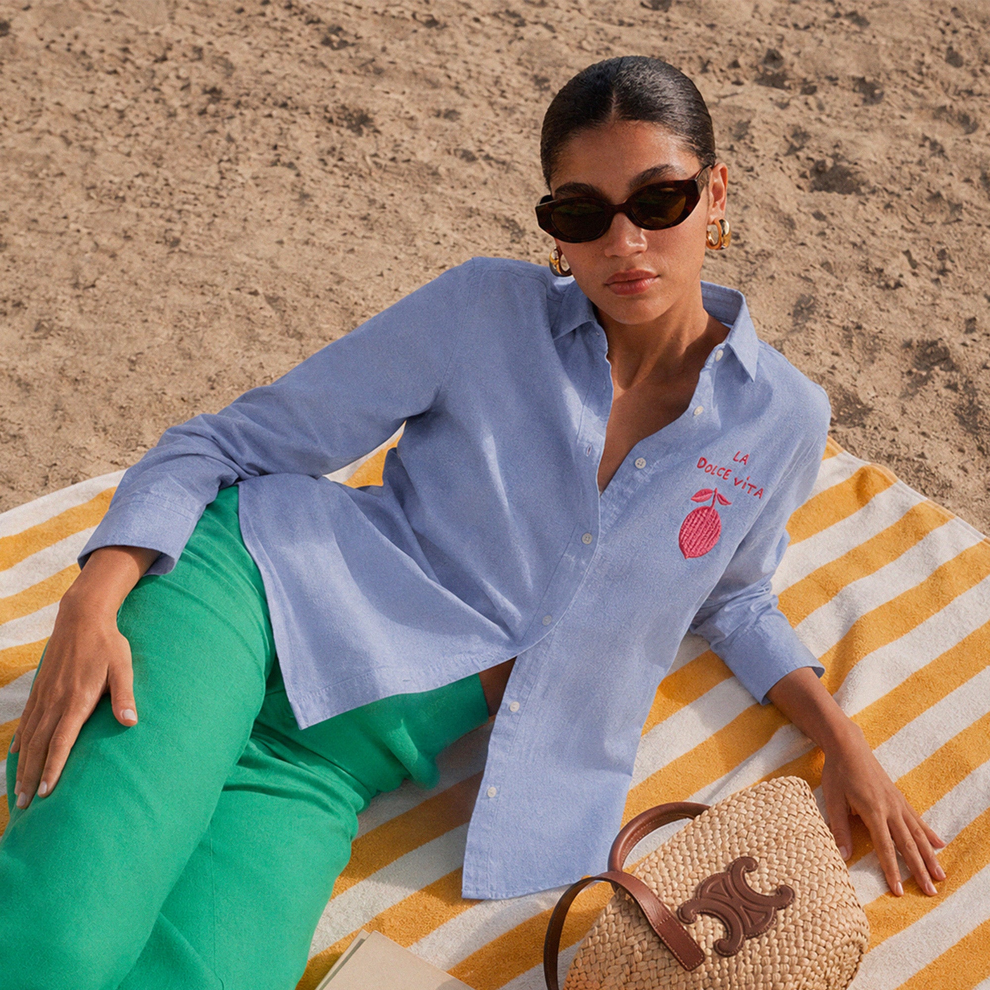 Look elegant mediterraneen avec chemise bleu ciel coton biologique