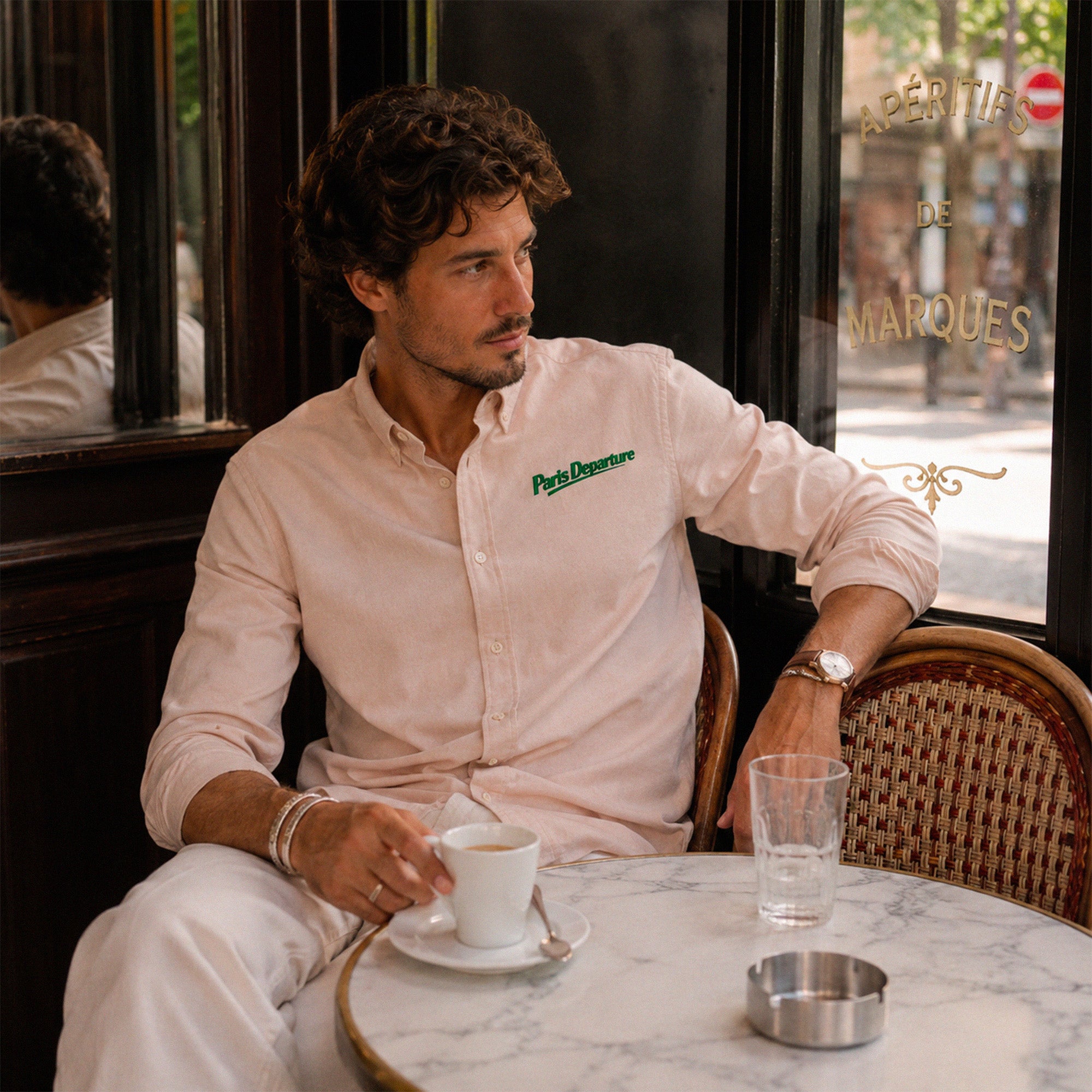 Chemise Oxford Paris Departure Beauséjour Orient Express, coloris crème, 100% coton biologique Oxford, broderie Paris Departure verte côté cœur inspirée des uniformes de voyage anciens, vue de dos.