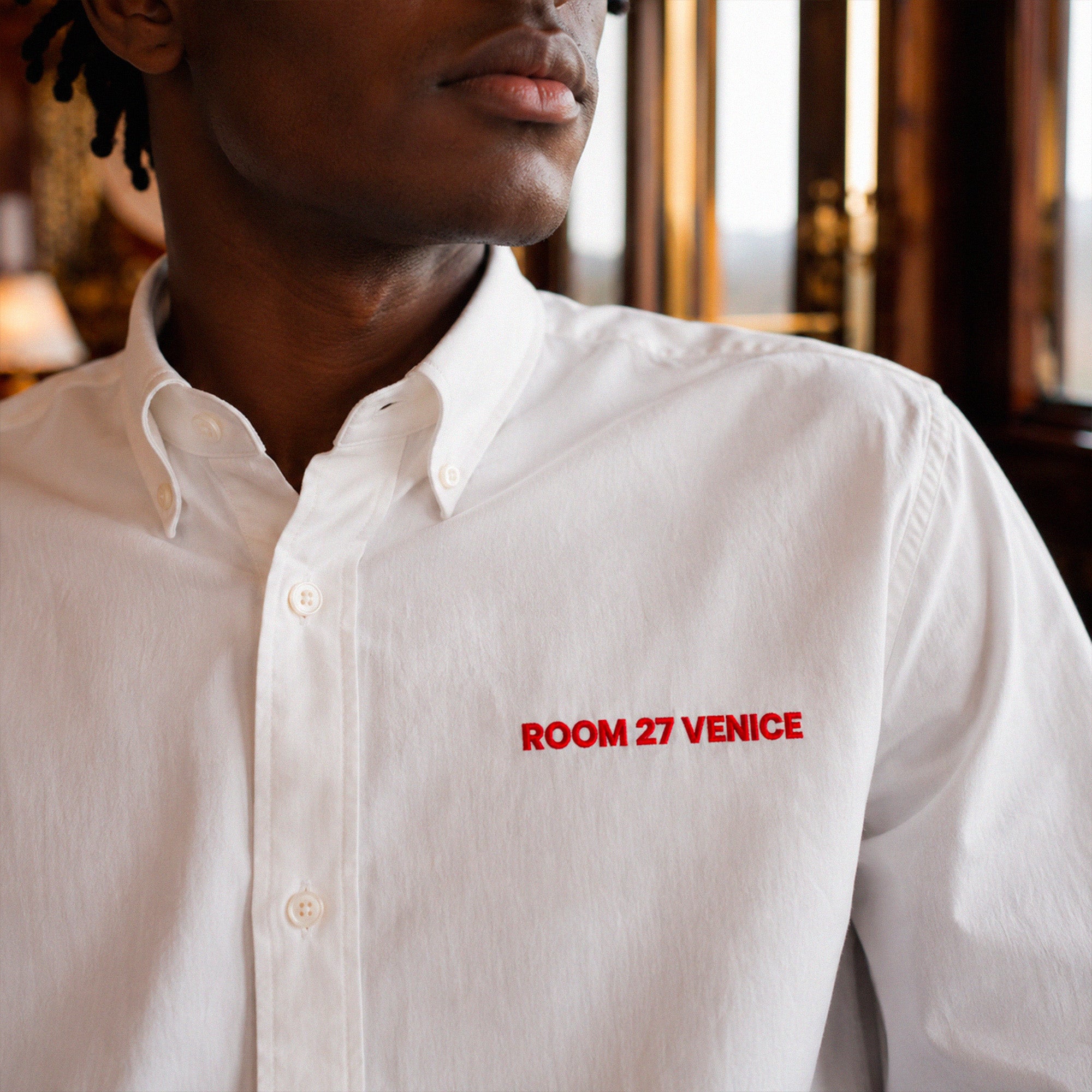 Chemise Room 27 Venice Beauséjour Orient Express, coloris blanc essentiel, broderie rouge poitrine Room 27 Venice inspirée des hôtels confidentiels et des grands trains européens, look complet.
