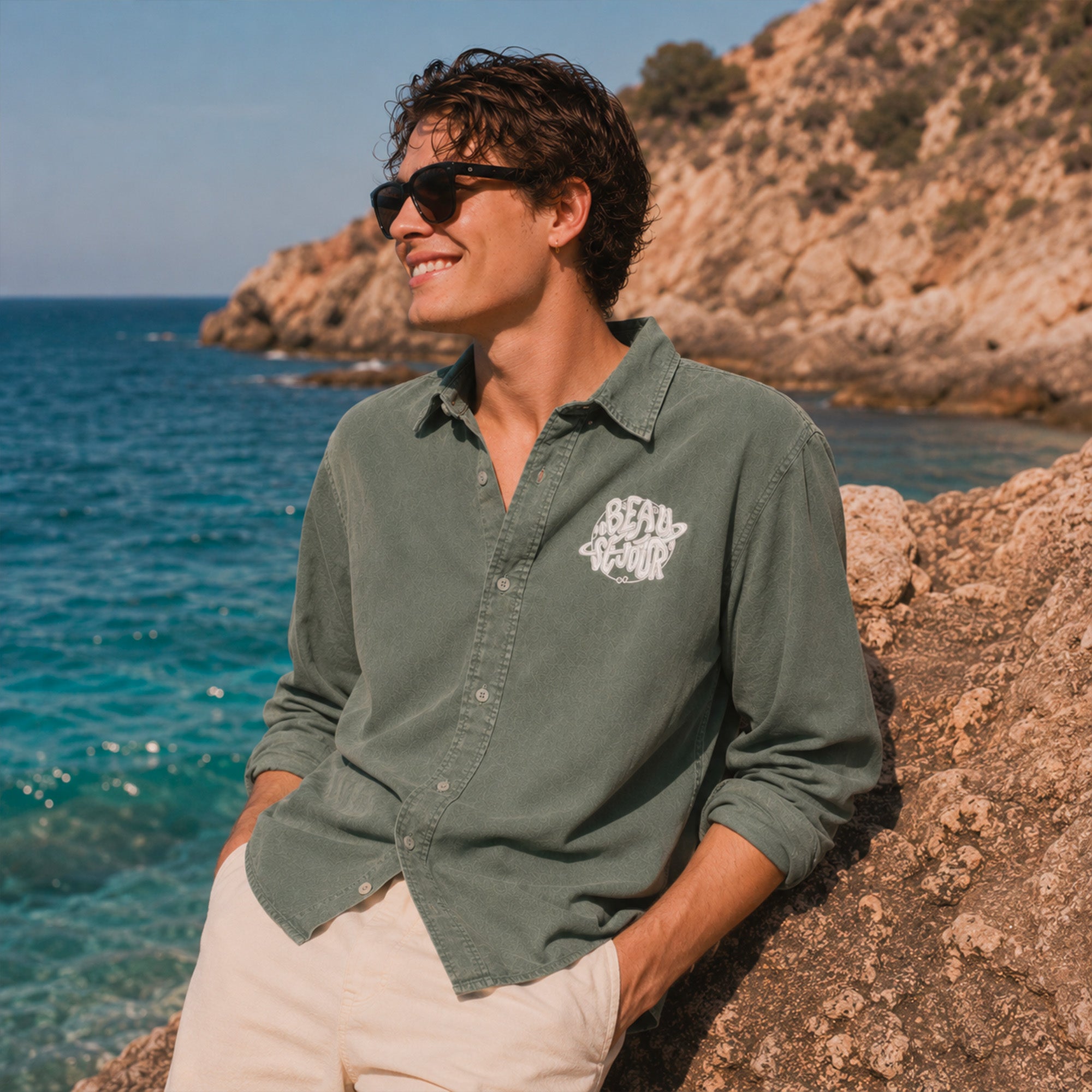 Chemise verte Beauséjour pour homme, détail du col et des boutons.
