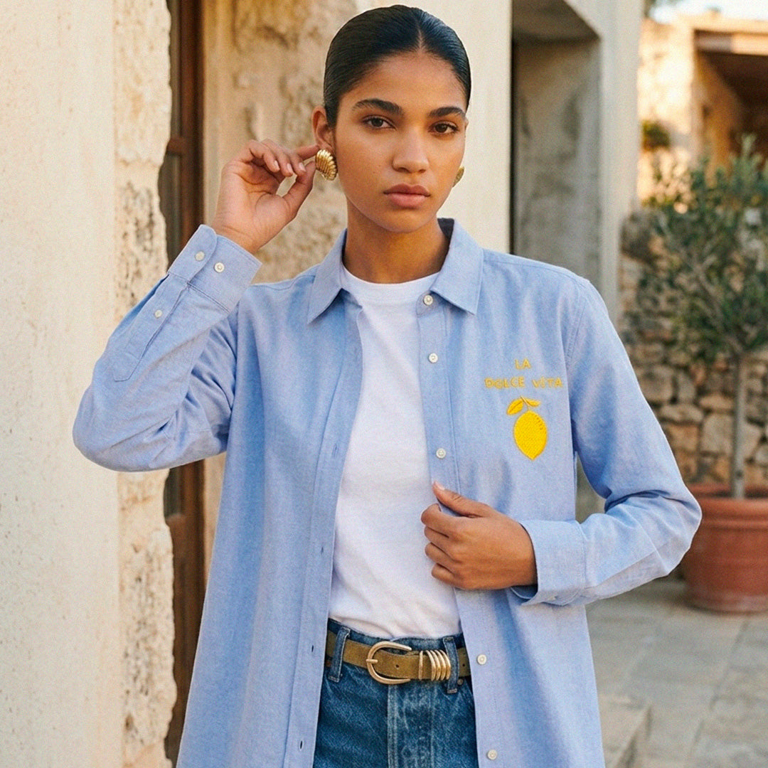 femme qui porte une chemise style dolce vita en italie. Chemise idéale pour femme l'été. broderie citron sur le coeur