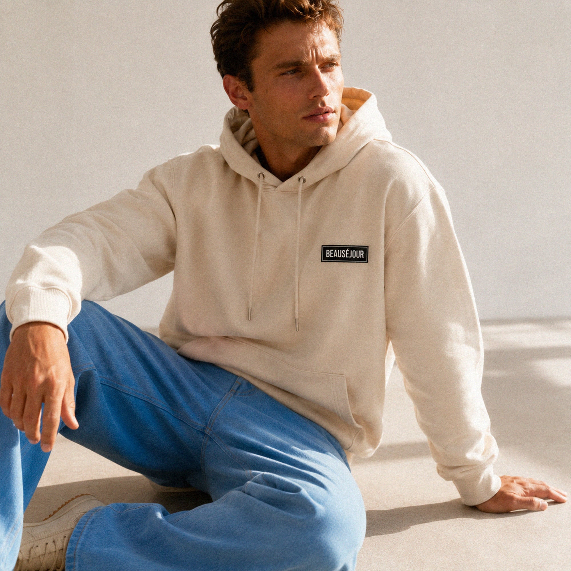 Hoodie basique Beauséjour® coloris crème, coton épais 350g, capuche et poches kangourou, vue de dos.