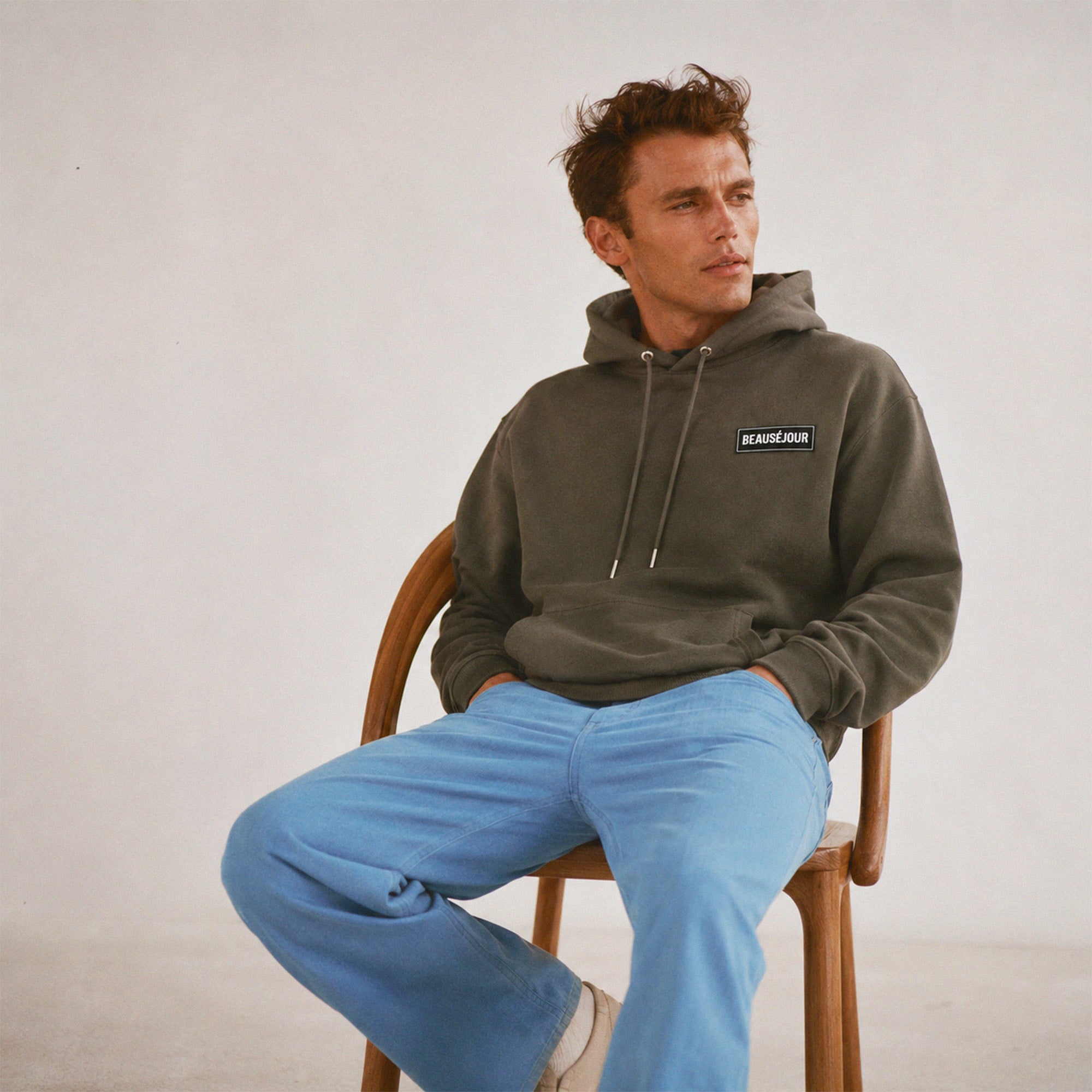 Hoodie basique Beauséjour® coloris kaki, coton épais 350g, capuche et poches kangourou, vue de dos.