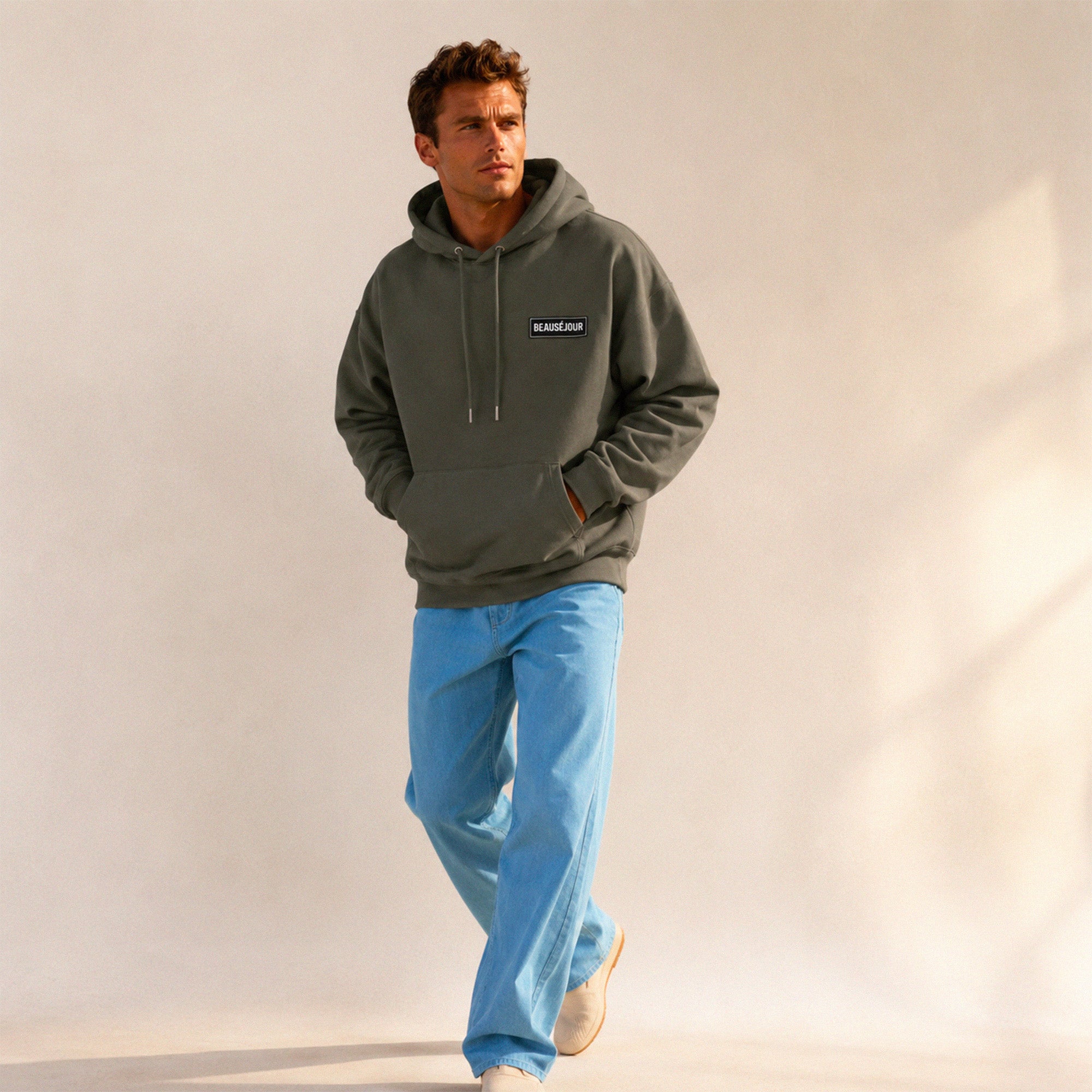 Hoodie basique Beauséjour® coloris kaki, capuche et poches kangourou, coton épais 350g, patch Beauséjour noir sur blanc en poitrine, vue de face.