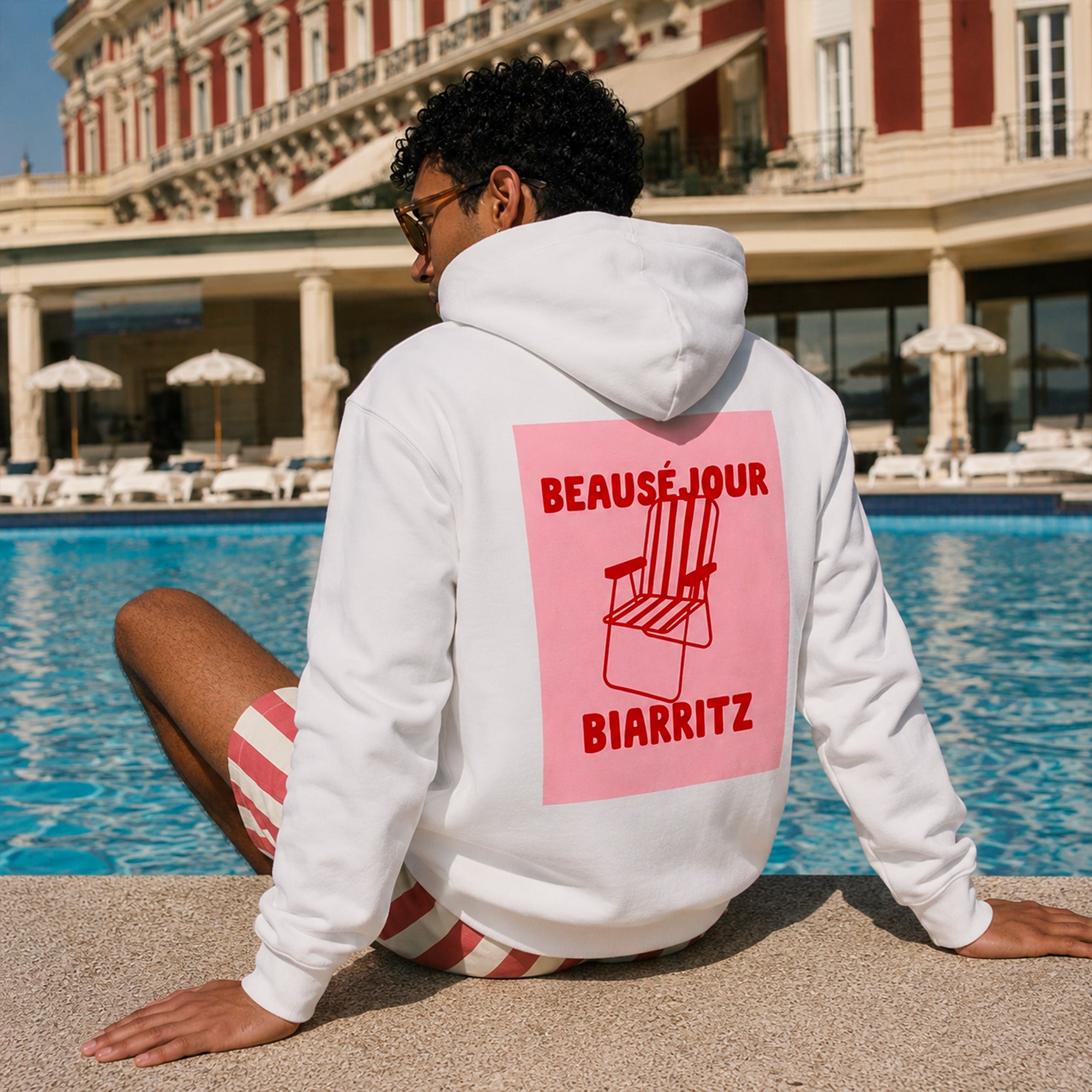 homme portant un hoodie blanc beausejour biarritz
