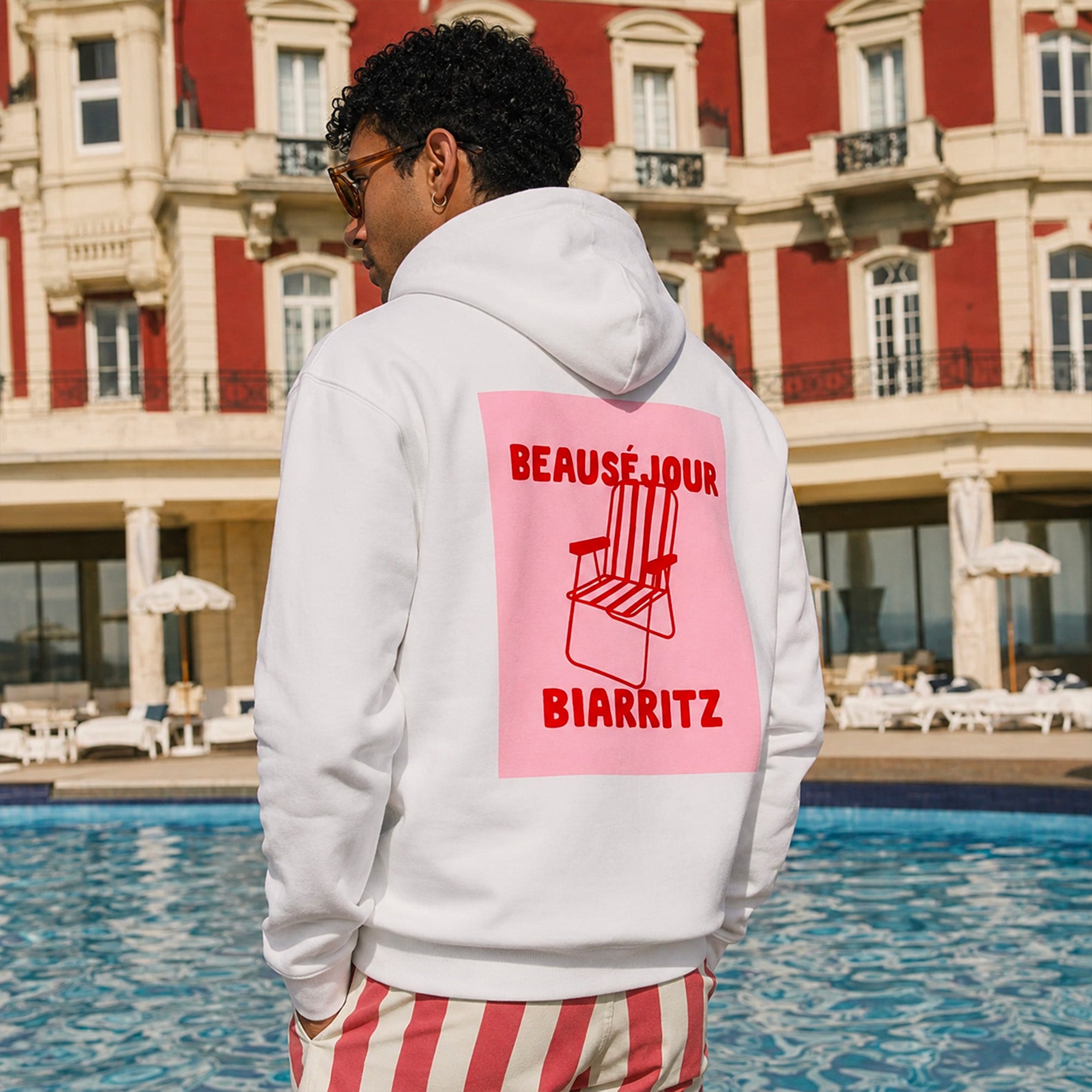 hoodie blanc beausejour biarritz homme au bord dune piscine