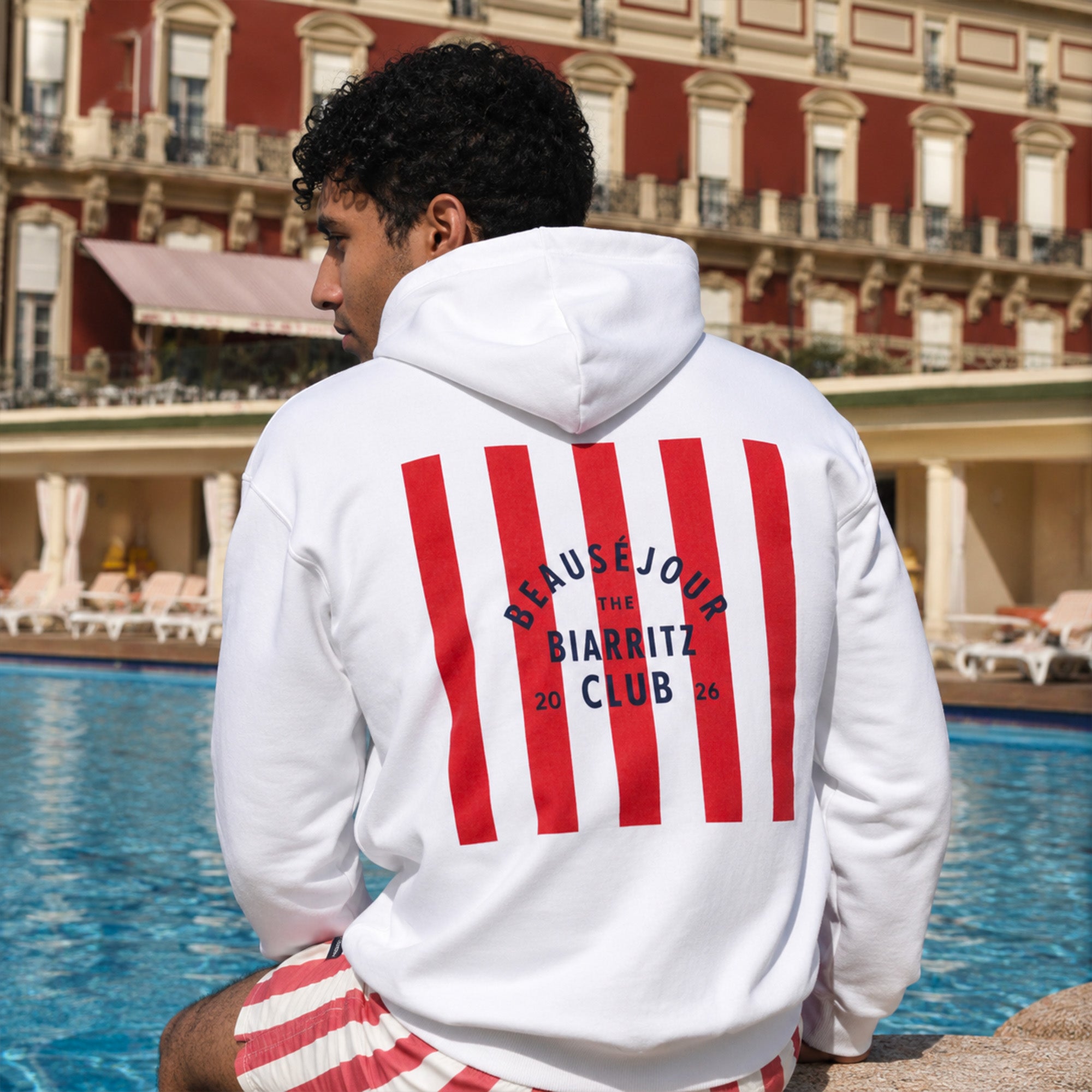 hoodie blanc biarritz club homme au bord dune piscine