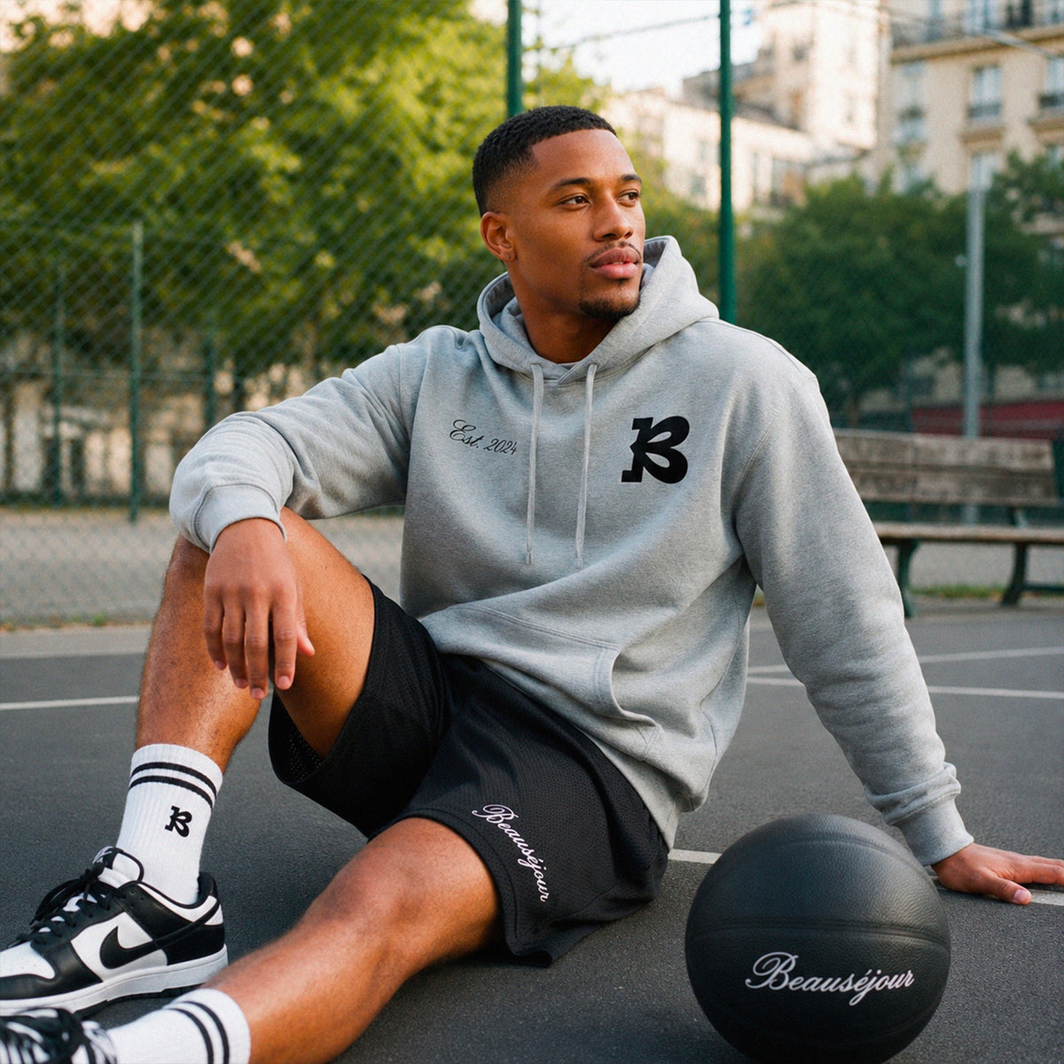 Hoodie gris chiné Est. 2024 Beauséjour® Basketball Club, détail des finitions côtelées aux poignets et à la taille.