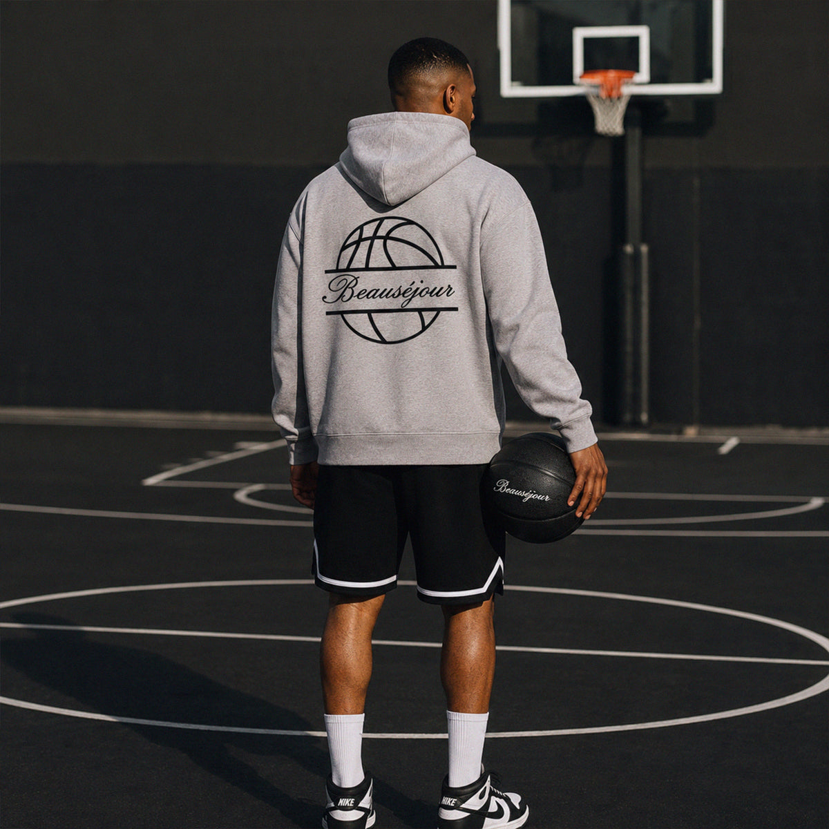 Hoodie gris chiné Est. 2024 Beauséjour® Basketball Club, détail du monogramme « B » et de la mention Est. 2024 floqués en poitrine.