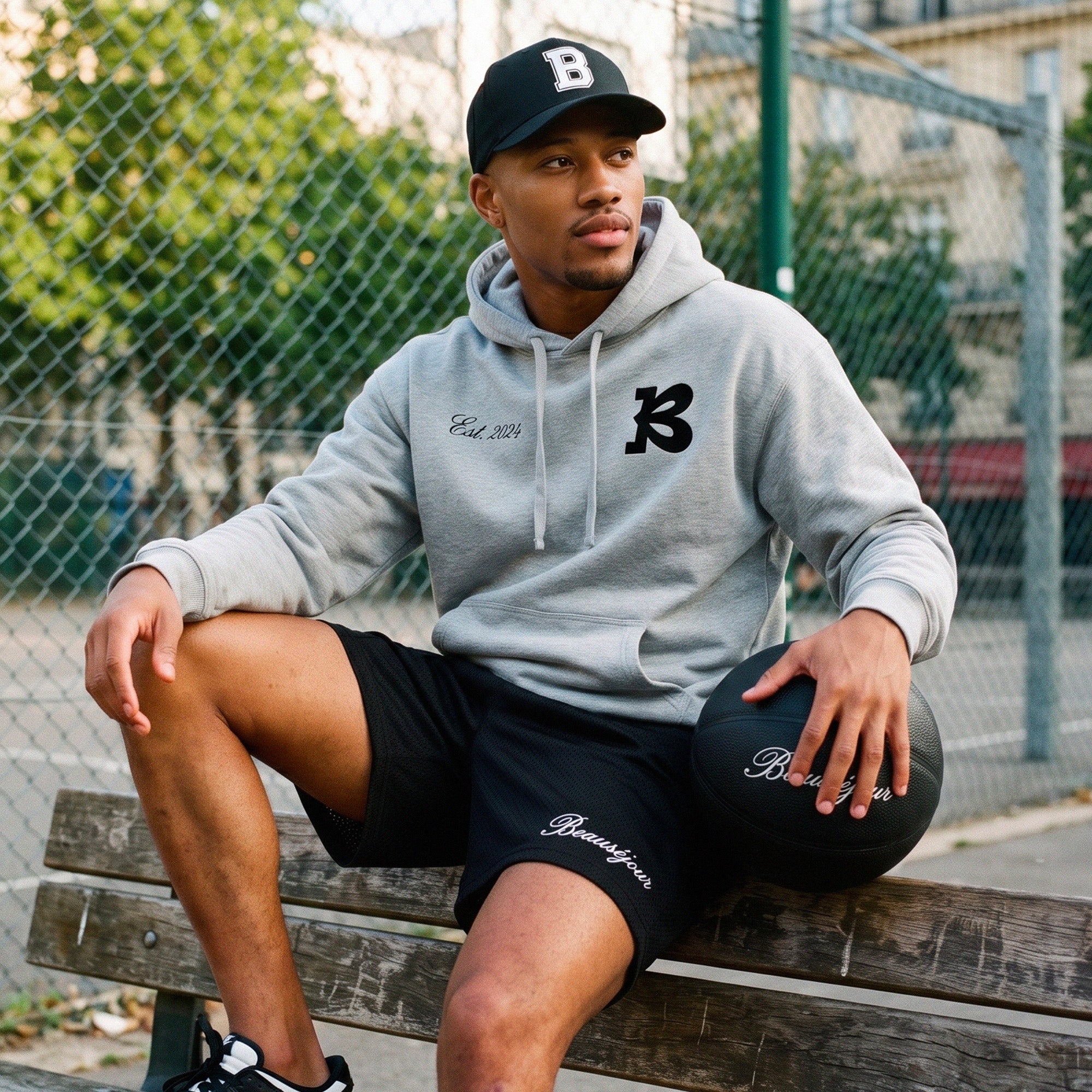 Hoodie gris chiné Est. 2024 Beauséjour® Basketball Club, grand motif ballon et signature Beauséjour floqués dans le dos, vue de dos.